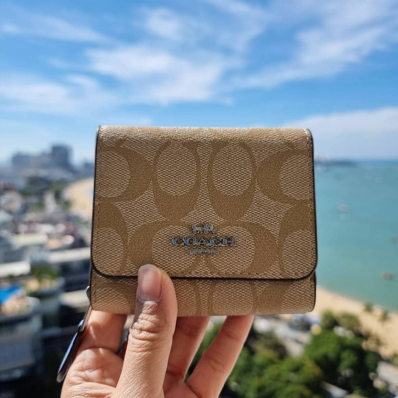 OUTLET 】COACH F41302 SMALL TRIFOLD WALLET IN SIGNATURE CANVAS สวยคลาสสิค พกพาง่าย ใบเล็กน่ารักน่าใช้ ต้องยกให้ใบนี้จ้า 💗💋 ตอบโจทย์คนชอบพกน้อยที่สุด!! กระเป๋าสตางค์ใบสั้นหนังแคนวาสเคลือบคุณภาพดี ภายในเป็นหนังแท้ ใส่บัตร ใส่ธนบัตรได้ทุกชนิด 