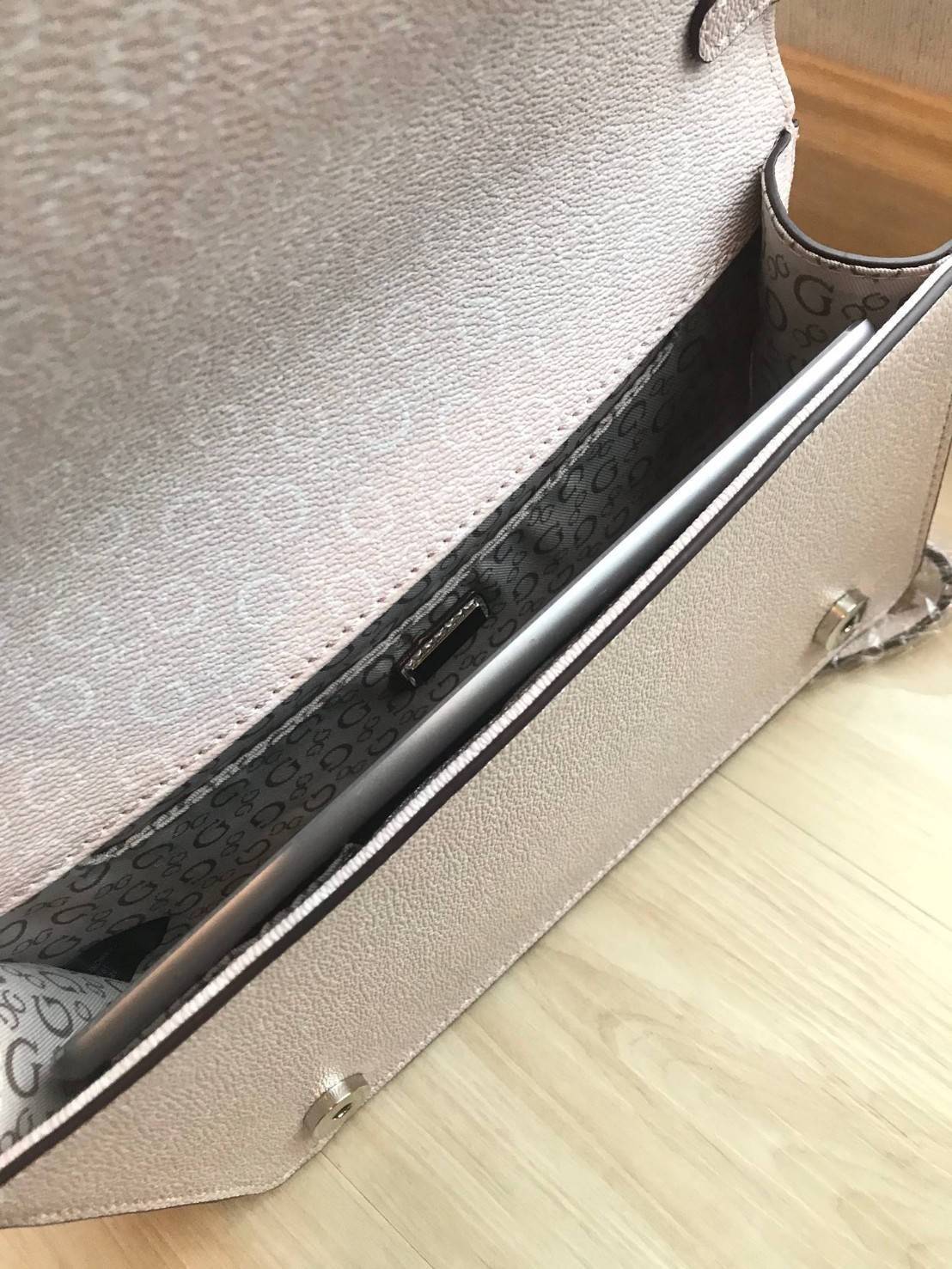 Guess Embroidered Crossbody Bag with Flap กระเป๋าสะพายทรงครอสบอดี้ ขนาดกำลังดี สกรีนอักษรย่อตัวGรอบใบลงบนหนัง ด้านหน้าปักลายดอกไม้ เปิดปิดกระเป๋าแบบฝาปิดแม่เหล้ก ใข้งานง่าน ด้านในกว้าง สามารถใส่ ipad mini กระเป๋าสตางค์ยาวได้ สายสะพายเลื่อนปรับระดับได้ สวย