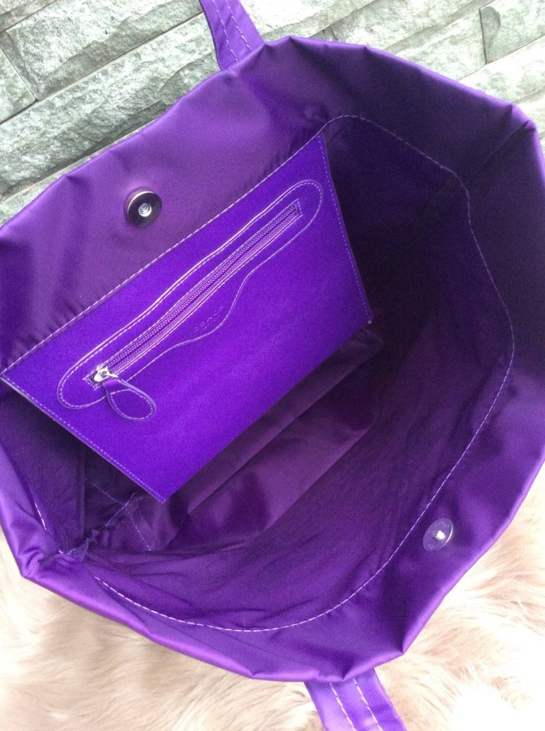 COACH nylon tote bag กระเป๋าสะพายทรง tote วัสดุ nylon หูหิ้วหนัง+ nylon ด้านหน้าปั๊ม logo brand เปิดปิดด้วยกระดุมแม่เหล็ก ภายในกว้าง ใส่ A4 ได้ และมีช่องซิปเล็กใส่ของจุกจิก ใบนี้จุได้เยอะ ทนทานทำความสะอาดง่ายค่ะ สวยทุกสีค่ะ