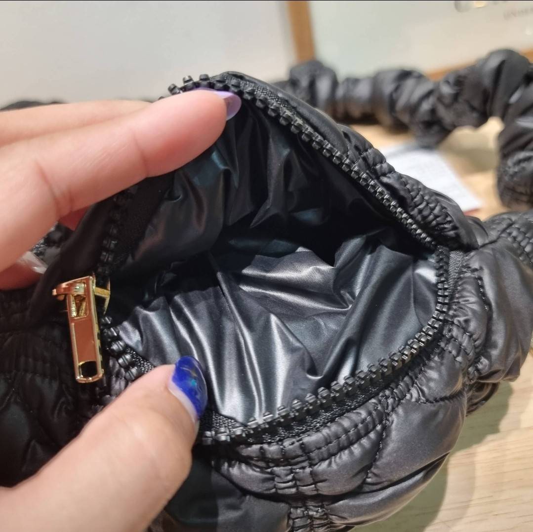 Carlyn cozy bag / Carlyn glaze bag 13 สีพร้อมส่ง อีกหนึ่งคอลเด็ด ที่ฮิตแบบฉุดไม่อยู่ กับไอเท็มนุ่มนิ่มจากเกาหลี พร้อมสีใหม่ล่าสุด กระเป๋าสะพายก้อนเมฆสุดเก๋ ที่สามารถใช้ได้หลากหลาย