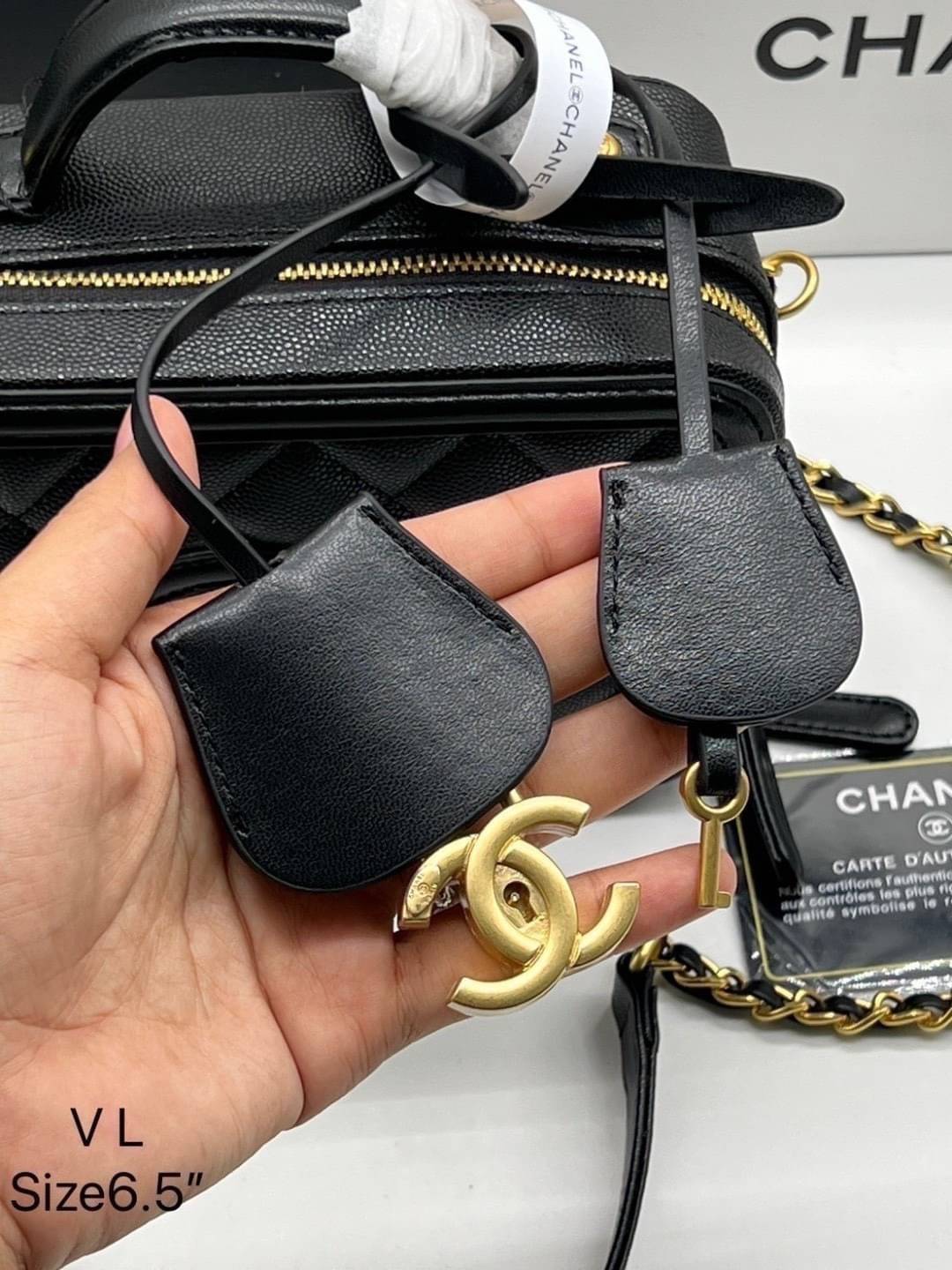 Chanel CC Filigree Vanity Case งานตามหาเข้าแล้วน้า พร้อมส่งมีจำนวนจำกัดนะคะ กระเป๋าสะพายทรงกล่องรุ่นยอดนิยม นอกจากความคลาสสิคของรูปทรง ตัวอะไหล่ก็ยังปรับเพิ่มดีเทลความหรูดูแพง