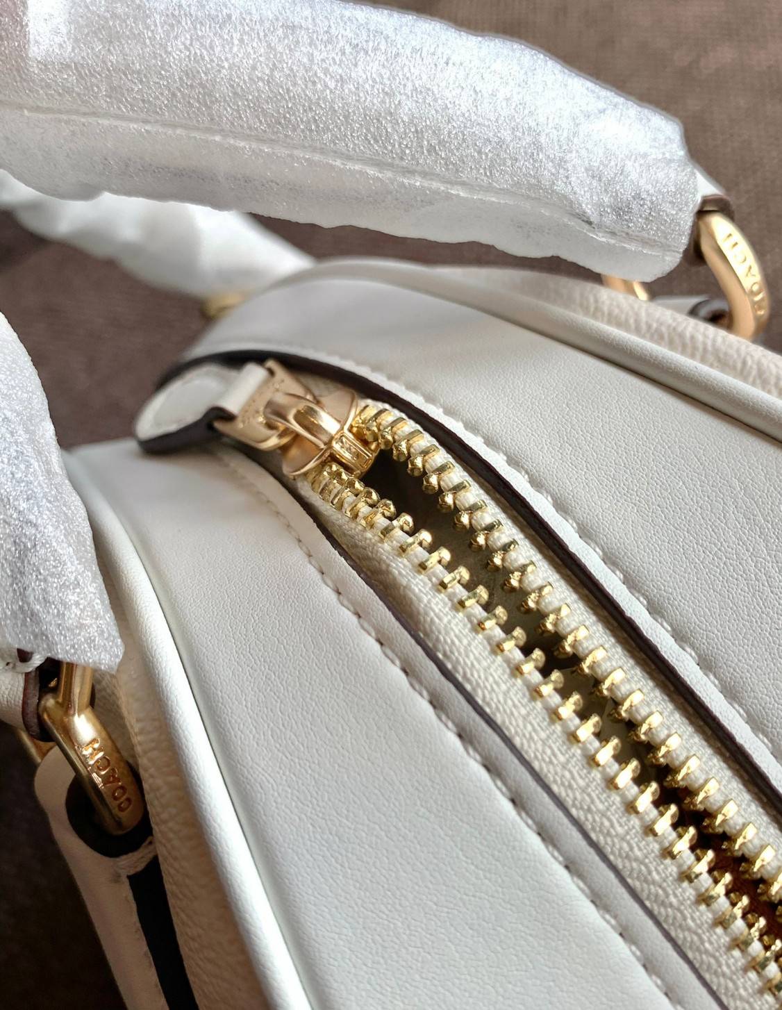 COACH SYDNEY SATCHEL BAG CA202 CA591 CB596 ใหม่ล่าสุด กับคอลที่สาวๆต้องหลงรัก กระเป๋าสะพายทรง satchel ที่มีรูปทรงดึงดูดสายตา สวยแรกเห็น วัสดุหนัง crossgrain พร้อมหูจับในตัว เปิด-ปิดด้วยซิป ภายในโล่งกว้าง ขนาดกำลังดี มีสายครอสให้ ปรับได้ตามชอบ ใบจริงลูกคุณ