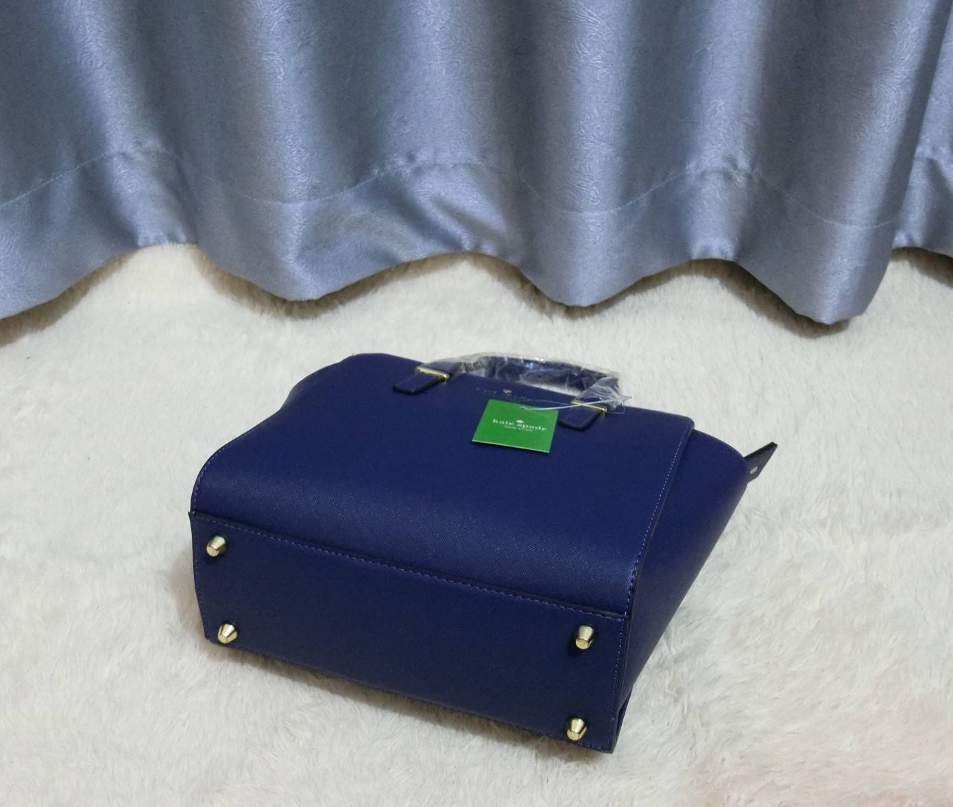 KATE SPADE NEW YORK CEDAR STREET HAYDEN BAG กระเป๋าถือหรือสะพายหนัง Saffiano สวยหรูอยู่ทรงสไตล์ PRADA ด้านหน้าประดับโลโก้สีทองสวยไฮโซ ภายในมีช่องซิปและช่องเล็ก ซับในอย่างดีสกรีนลาย Kate Spade กว้างและจุ ใส่ ipad mini กระเป๋าสตางค์ ของใช้ได้เยอะ มีหมุดรองฐ