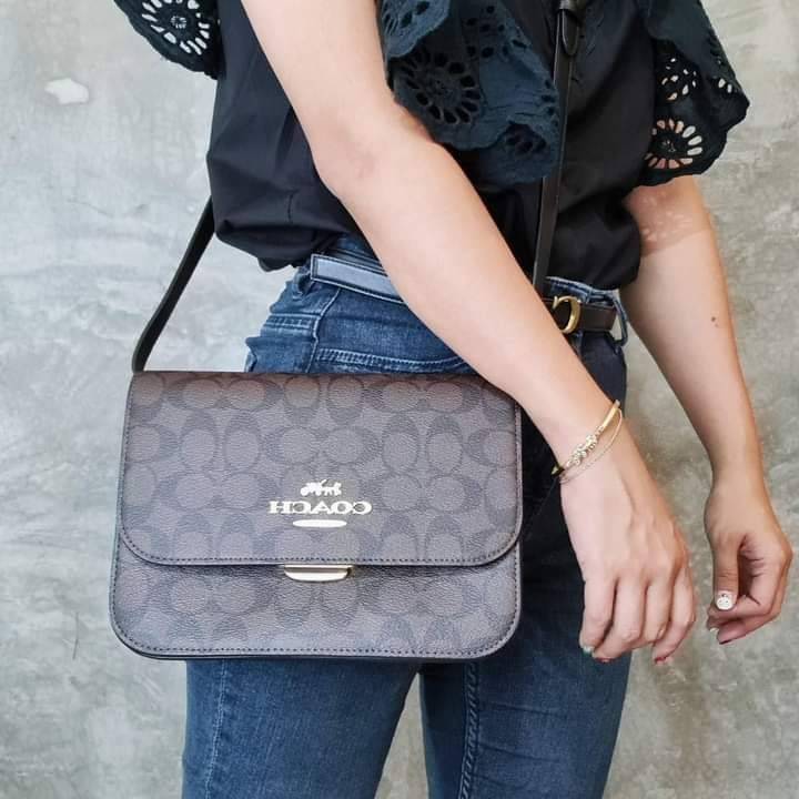 COACH BRYNN FLAP CROSSBODY IN SIGNATURE CANVAS (COACH C5633)🍁สวยหรู ทะลุ เกินเบอร์มาก//กระเป๋าสะพายข้าง หรือจะถือเป็นครัชก็เก๋แบบเลิศๆ>> มีสายยาวถอดได้ ปรับระดับได้ //วัสดุหนังแคนวาส ตกแต่งดีเทลหรูด้วยหนังแท้ และอะไหล่สีทอง งานสวย คมกริบ //เ
