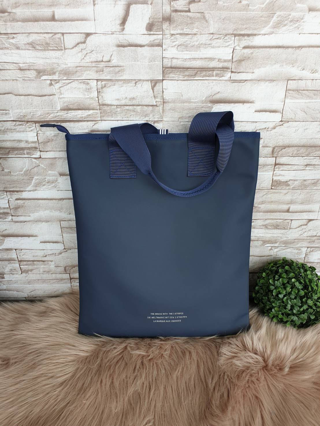 Adidas Original Shopper 3D Tote Bag Trefoil Handbag . Classic Sports กระเป๋าถือหรือสะพาย ลาย graphic ทรง sport วัสดุ polyurethaneเนื้อ matte หนังนิ่ม น้ำหนักเบา เปิดปิดด้วยซิป ภายในกว้างโล่ง ใส่ A4, iPad และของใช้ได้เยอะ Unisex ใช้ได้ทั้ง ช ญ ค่ะ