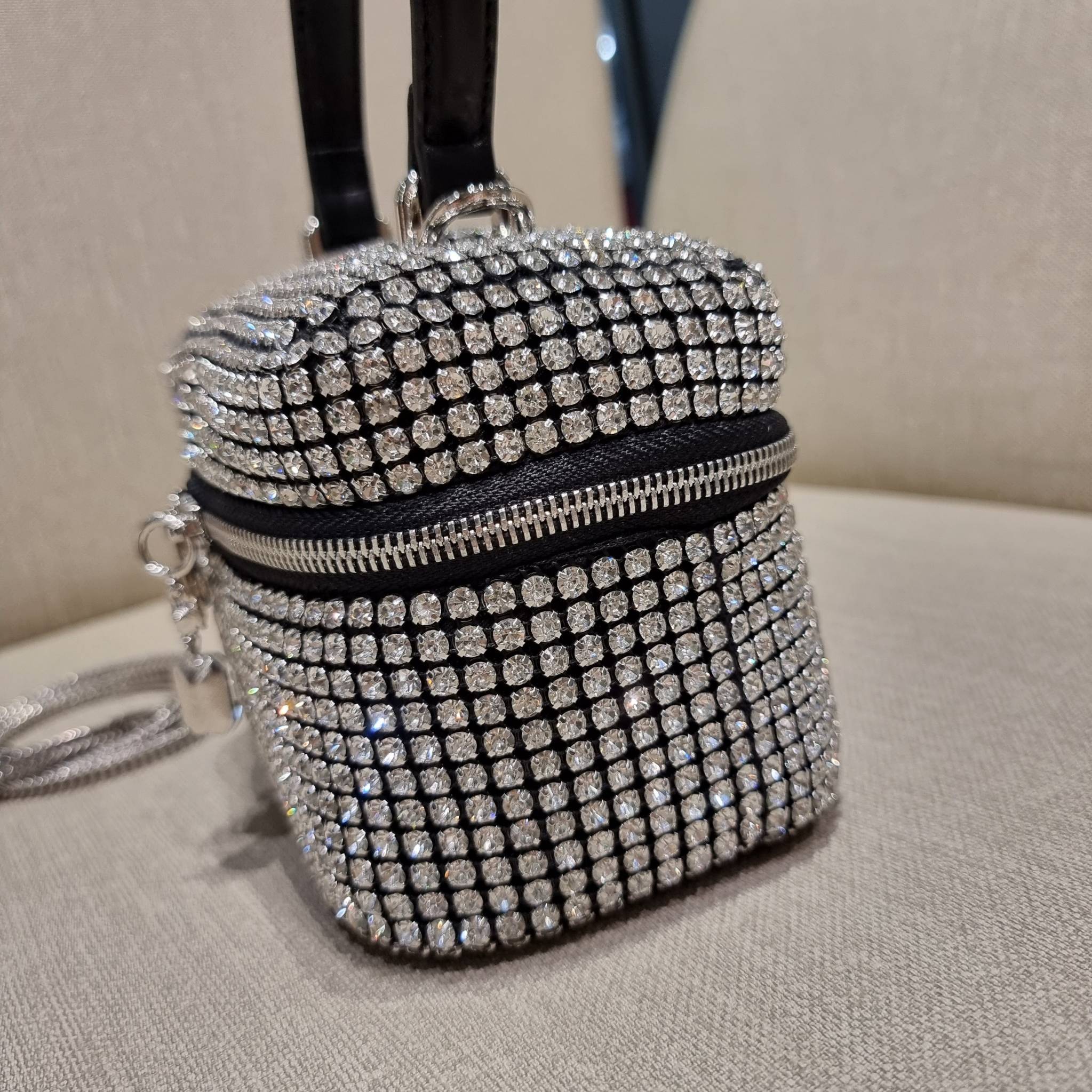 ALEXANDER WANG HEIRESS BOX BAG IN RHINESTONE MESH ใหม่ก่อนใคร กับไอเท็มสุดเอ็กซ์คลูซีฟ วีไอพีจากเคาน์เตอร์ กับกระเป๋าถือ/สะพายทรงกล่องตกแต่งพลอยเทียม หรูหรา โดดเด่น ดูแพง ด้วยการตัดเย็บเรียงร้อยลงบนตาข่ายเนื้อละเอียด ทำให้ดูดีมีราคางดงามมากๆ เปิด-ปิดด้วยซ