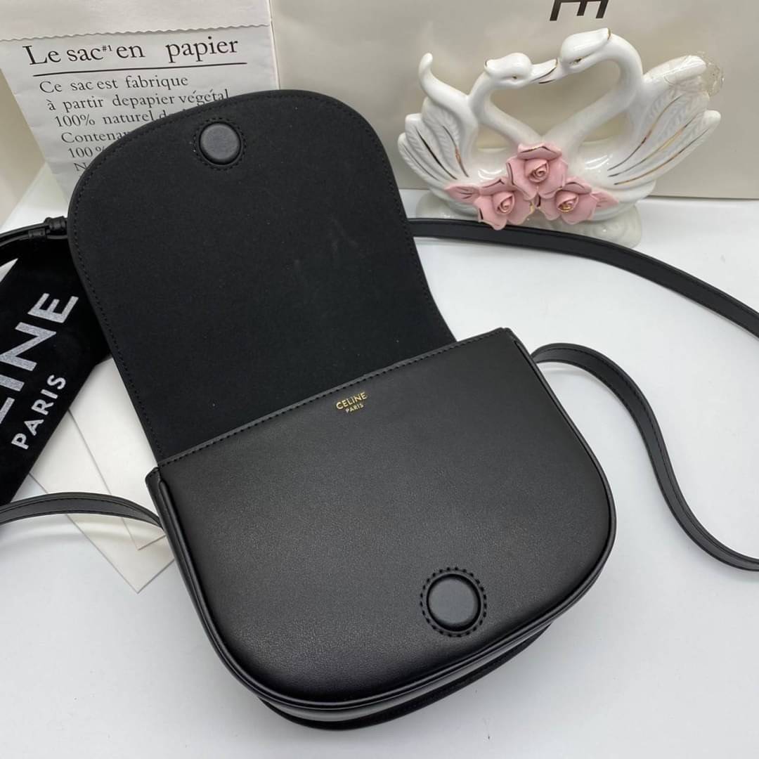 VIP 】CELINE FOLCO CUIR TRIOMPHE in Smooth Calfskin ใหม่ล่าสุดของแบรนด์CELINE ให้ลุคชิคแอนด์ชิล (GWP) พรีเมี่ยมกิ๊ฟ Limited Edition จาก CELINE PERFUME DUTY FREE COUNTER วัสดุหนังแท้ (Calfskin) ขนาดกระทัดรัด น้ำหนักเบา โดดเด่นด้วยดีไซน์โลโก้แบรนด์ที่ด้านหน้