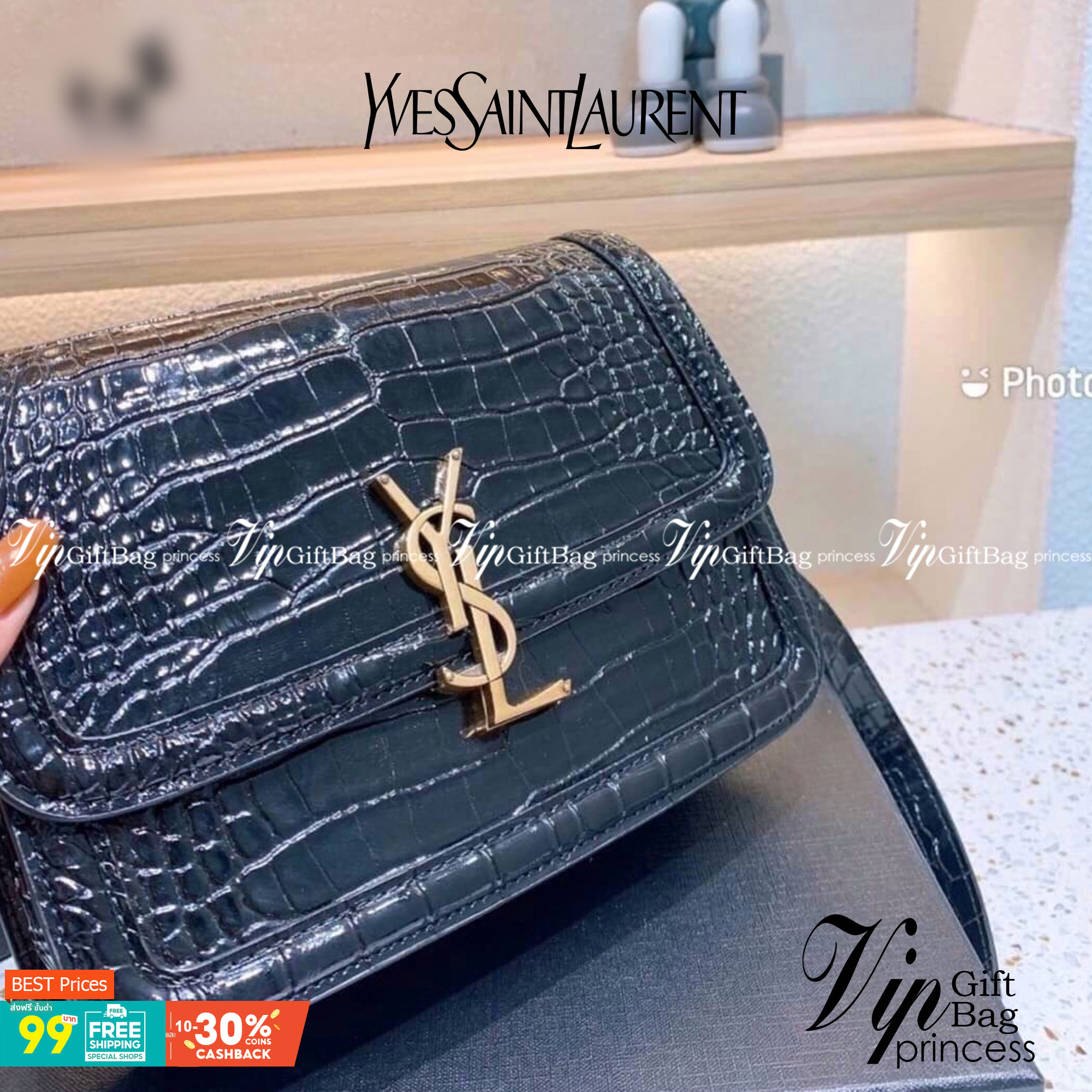 YSL Yves Saint Laurent Black Croc Embossed Leather Satchel Shoulder Bag กระเป๋าสะพายทรงกล่องหนังลายจระเข้ คอลนี้ถือว่าเป็นตัวท๊อปเลยค่า ดาราใช้กันเยอะ ดีไซส์น่าใช้ วัสดุเกรดดี อะไหล่สวยงาม ภายในโล่งมีช่องหลัก และช่องย่อยสามารถใส่มือถือของใช้จุกจิกได้เยอะ 
