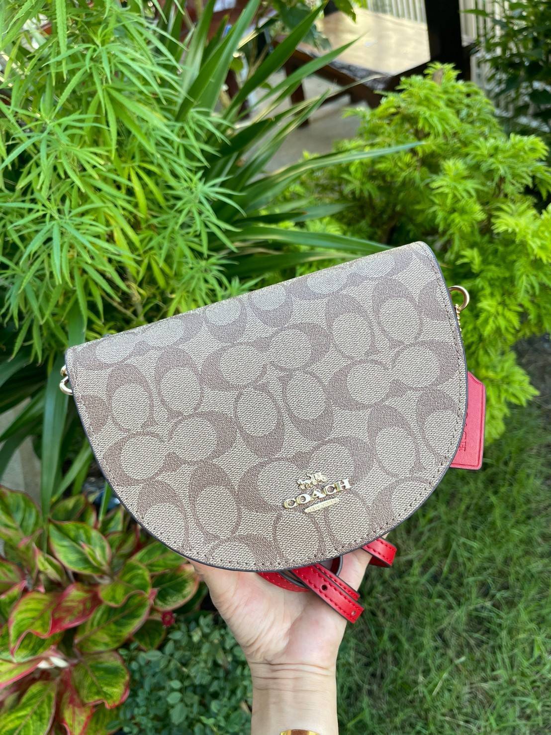 พร้อมส่งที่ไทยครบทั้ง6สีค่ะ 😘 Coach Ellen Crossbody In Signature ((C1432)) กระเป๋าทรงฮาฟมูนรูปทรงคลาสสิก ออกแบบให้มีลักษณะโค้งมน ไม่ดูเป็นทรงแข็งจนเกินไป ดีไซน์และสีของกระเป๋ายังเรียบง่าย เข้าได้กับทุกชุด สะพายครอสบอดี้ร์//สะพายข้าง หรือถือแบบคลัท