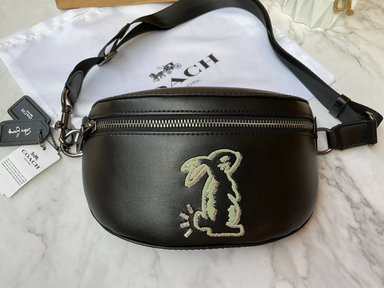 COACH SELENA BELT BAG WITH BUNNY (39315 Pink) / (39316 Black) กระเป๋าสะพาย/คาดอก/คาดเอว รุ่น Limited Edition น่ารักมาก💕 วัสดุหนังแท้ หนังนิ่มอยู่ทรง เปิด-ปิด ด้วยซิป ใส่ Iphone+ กระเป๋าสตางค์ใบสั้น ใส่ของจุกจิกได้ ด้านหลังมีอีก 1 ช่องซิป สายปรับระ