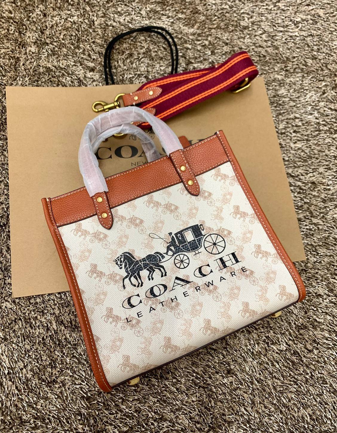 COACH FIELD TOTE 22 WITH HORSE AND CARRIAGE PRINT CARRIAGE BADGE((C8456)) 💫พร้อมส่งที่ไทย ใหม่ล่าสุด คุณภาพเกินเบอร์เลยจ้าา! กระเป๋าทรงTote ไม่ว่าโอกาสไหนๆ คุณสามารถพกพาไปได้ทุกที่ค่ะ หนังแท้อย่างดี! สวย นิ่มมือดีมากค่ะ