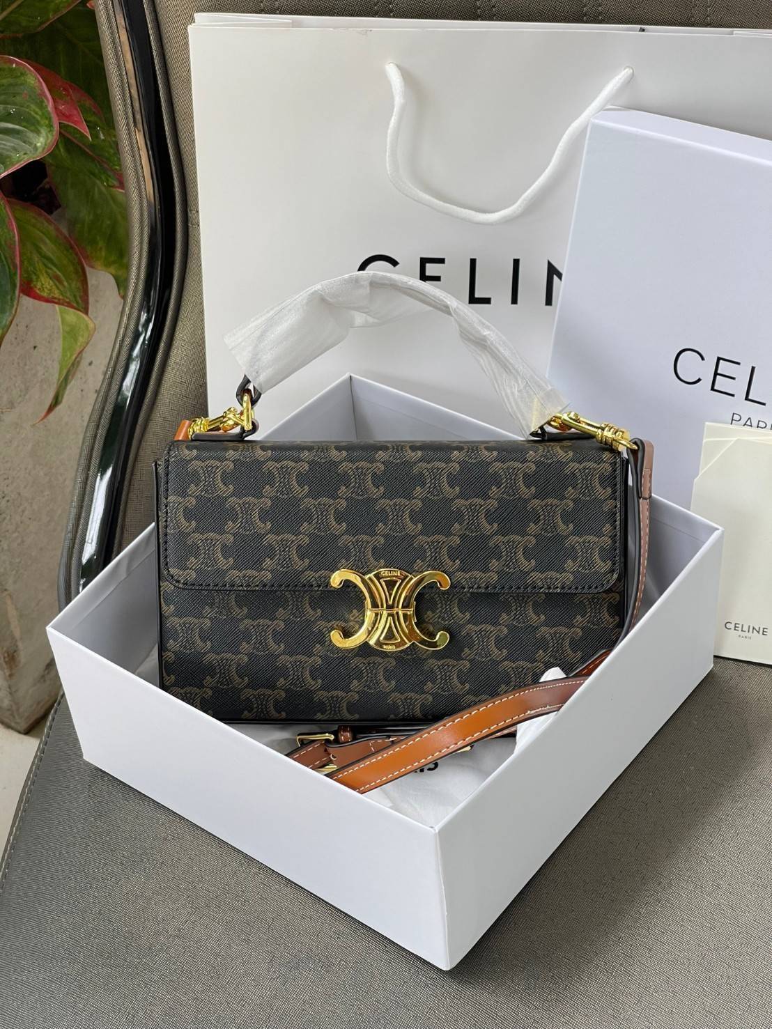 Celine Triomphe shoulder handbag Bag / Celine box triomphe in Natural Calfskin Tan กระเป๋าสะพายเรียบหรูและดูทันสมัยใบนี้ออกมา ให้คุณเลือกสะพายในชีวิตประจำวันเข้ากับการแต่งตัวสบาย ๆ หรือถอดสายถืงออกงานปาร์ตี้สังสรรค์ ก็ช่วยให้คุณดูโดดเด่นได้เช่นกัน นอกจากน