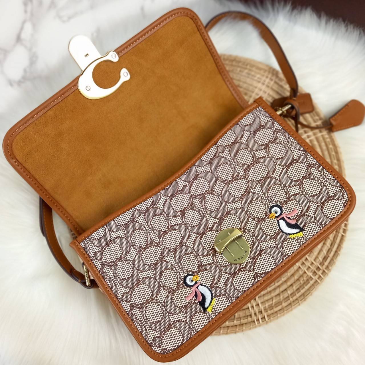 COACH STUDIO SHOULDER BAG IN SIGNATURE JACQUARD WITH PENGUIN MOTIF (C7935) กระเป๋าสะพาย ดีไซน์เฉียบ! สุดคลาสสิค ที่เป็นเอกลักษณ์เฉพาะตัว//วัสดุ JACQUARD พิมพ์ลาย SIGNATURE ผสมหนังแท้ รูปทรงสวย ดีเทลเรียบหรู เพิ่มดีไซน์โดดเด่น ด้วยการปักเย็บ รูปเพนกวินสุดน