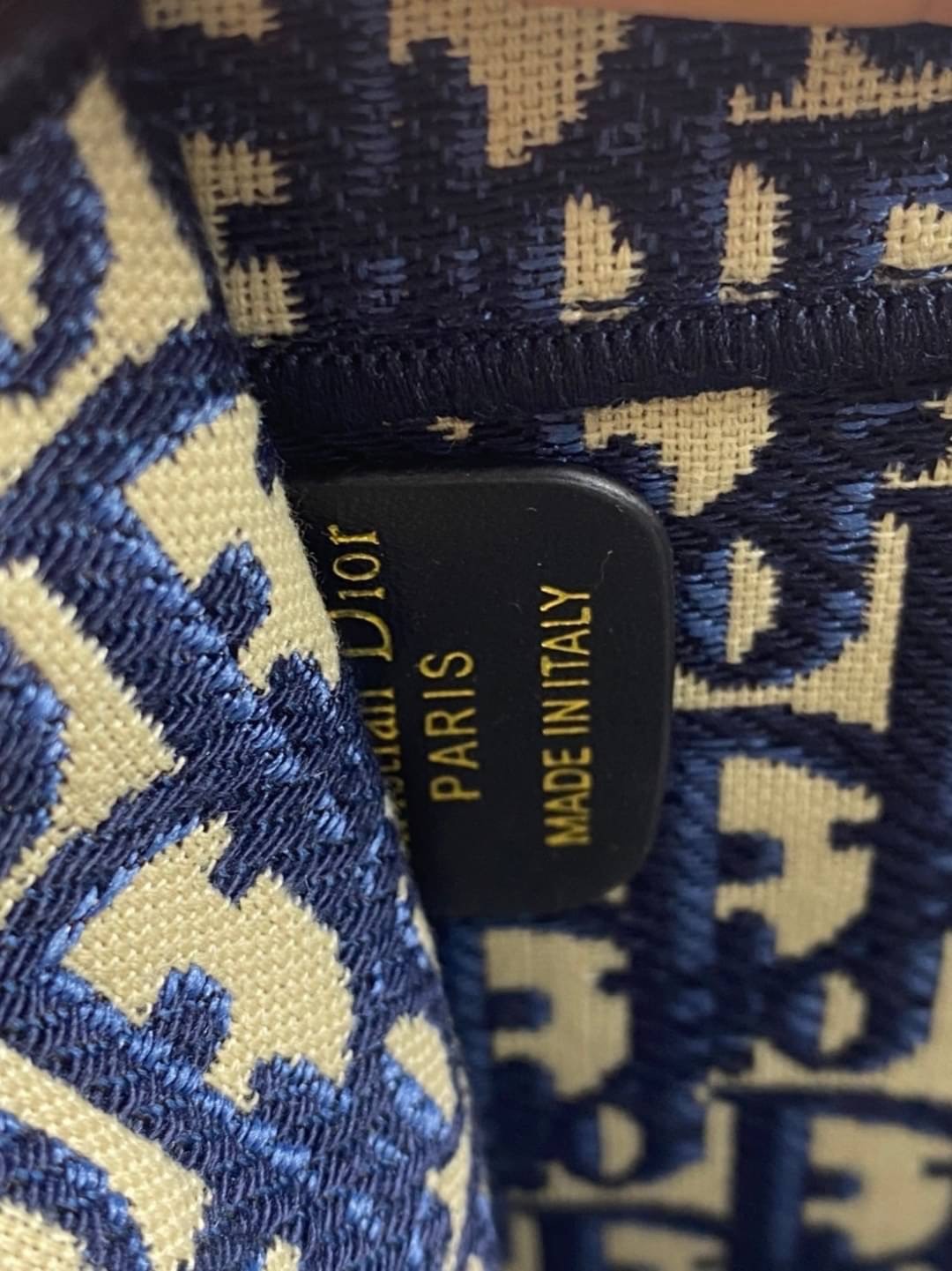 SMALL DIOR BOOK TOTE 29cm Blue Dior Oblique Embroidery กระเป๋าถือทรง Shopping ขนาดกำลังดี จุของได้เยอะ สวยคลาสสิค พกพาสะดวก ใช้งานง่ายสุดๆ วัสดุงานทอละเอียด ภายในโล่งกว้าง ภาพสินค้าถ่ายจากงานขายจริง ใช้งานต่างประเทศได้