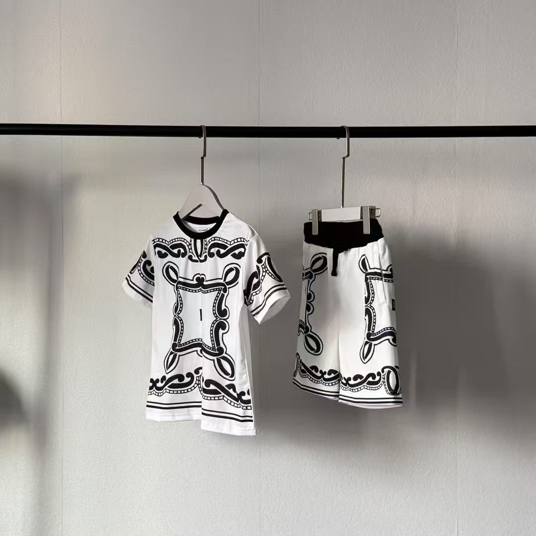 สลับแท้ เกรดเทพ Size 90-150 เสื้อผ้าเด็กแบรนด์เนม Dolce & Gabbana Bandanna-print jersey งาน 1:1 เซตเสื้อพร้อมกางเกง รุ่น uni-sex ใส่ชิลๆ เนื้อผ้าอย่างดีงานนำเข้าจากโรงงานเทียบแบรนด์