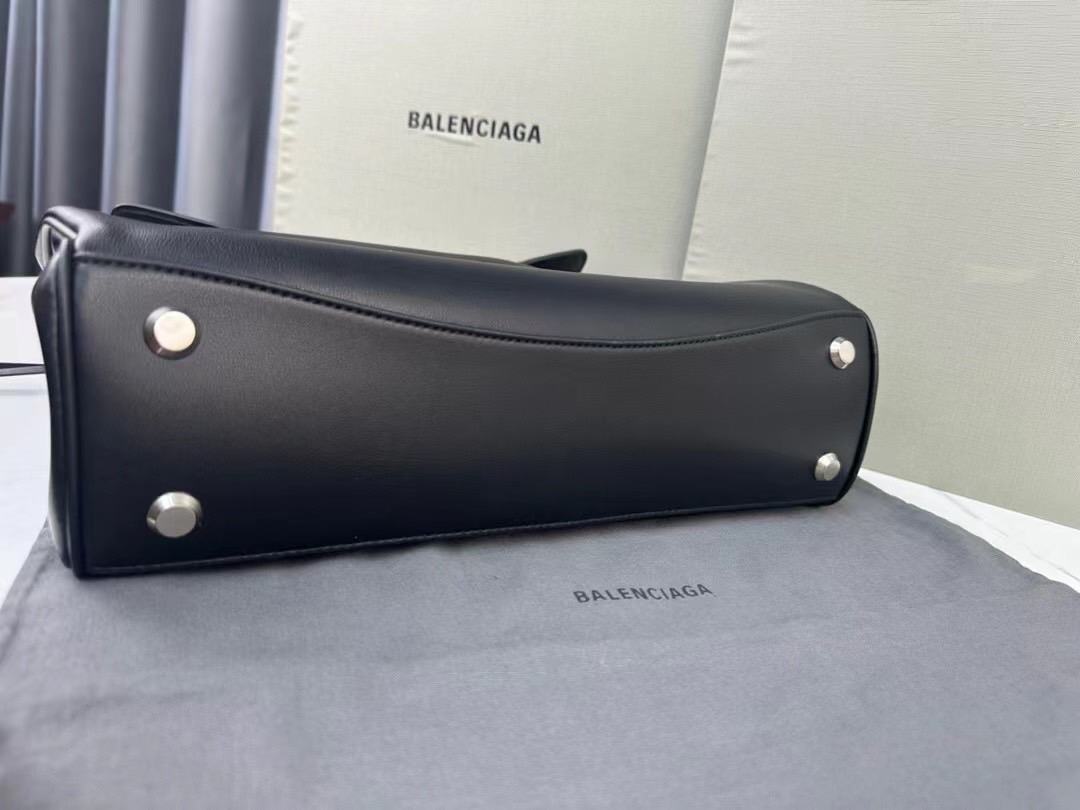 Balenciaga Rodeo Medium Handbag in Black 35cm กระเป๋าสะพายหนังเรียบผิวสัมผัสนุ่มสบายผิว ดีไซน์เรียบหรูตามเอกลักษณ์ของแบรนด์ ภายในโล่งกว้าง จุของได้เยอะ ใบจริงน้องสวยน่าใช้มาก