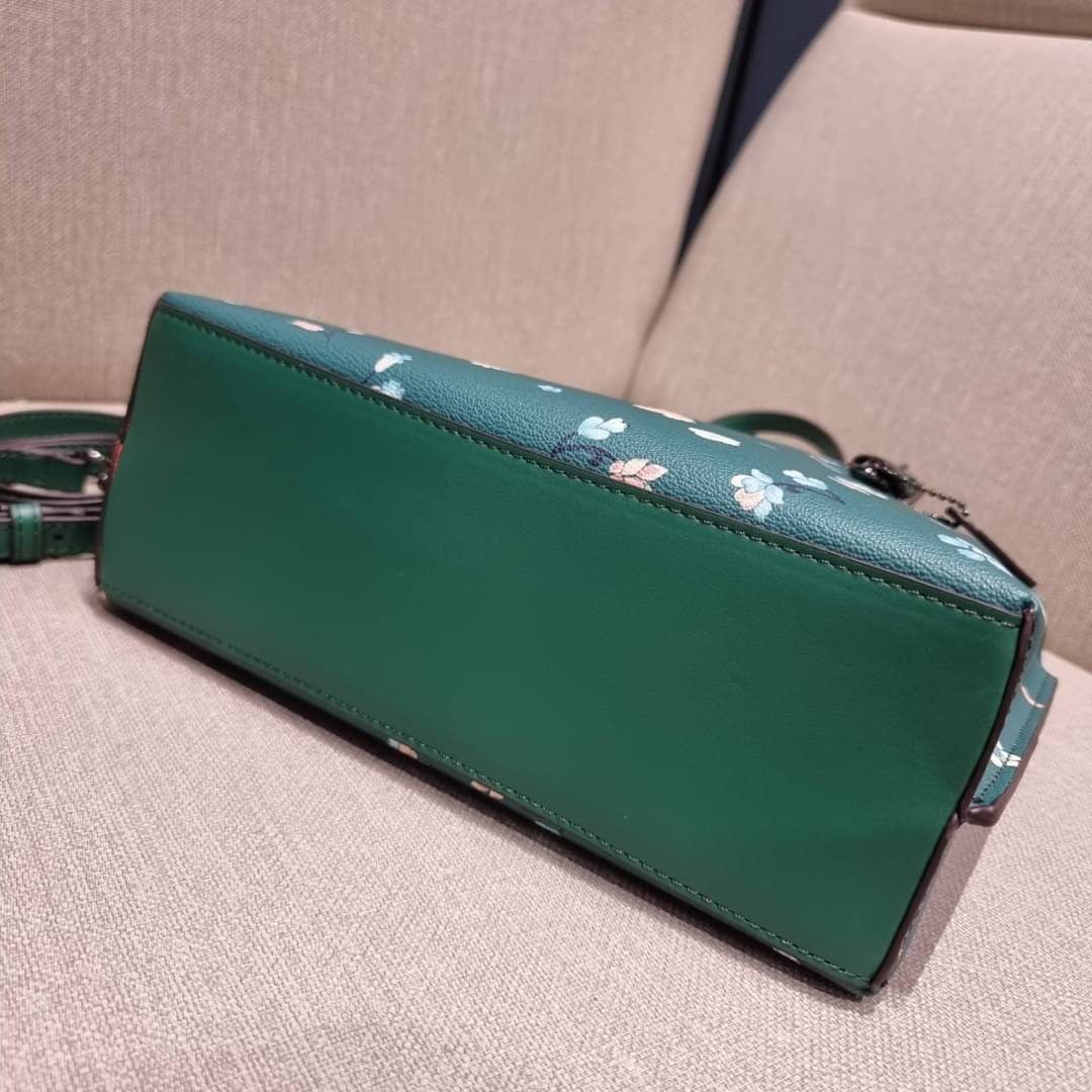 COACH C8613 MOLLIE TOTE 25 WITH MYSTICAL FLORAL PRINT คอลใหม่ล่าสุด ยังไม่เข้า shop ไทย สวยๆแบบไม่ต้องรอพรีฯให้ยาวนาน กับกระเป๋าโท้ทไซส์เล็กที่สาวๆต่างก็ต้องปักใจรัก สวยสมใจ ดีไซน์ลวดลายดอกไม้ คละเคล้าเต็มใบ สีสันสดใส น่าใช้สุดๆ วัสดุหนังแคนวาส ภายในโล่งก