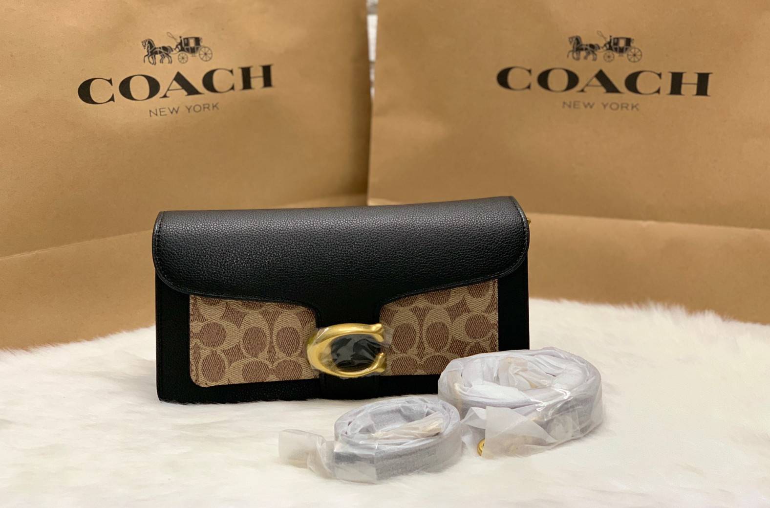 COACH TABBY SHOULDER BAG 26 พร้อมส่งที่ไทยอีกครั้งค่ะ!! กระเป๋าหิ้ว//คล้องไหล่//สะพายข้างได้ สุดคุ้ม! หนังแท้เรียบคลาสสิคเพิ่มความหรูเข้ามาค่ะ ด้านหน้ามีอะไหล่แบรนด์ตัวใหญ่โดดเด่น เปิดปิดกระเป๋าแบบกระดุมแม่เหล็ก ภายในมีช่องหลักใส่ของ2ช่อง;สามารถใส่กระเป๋า