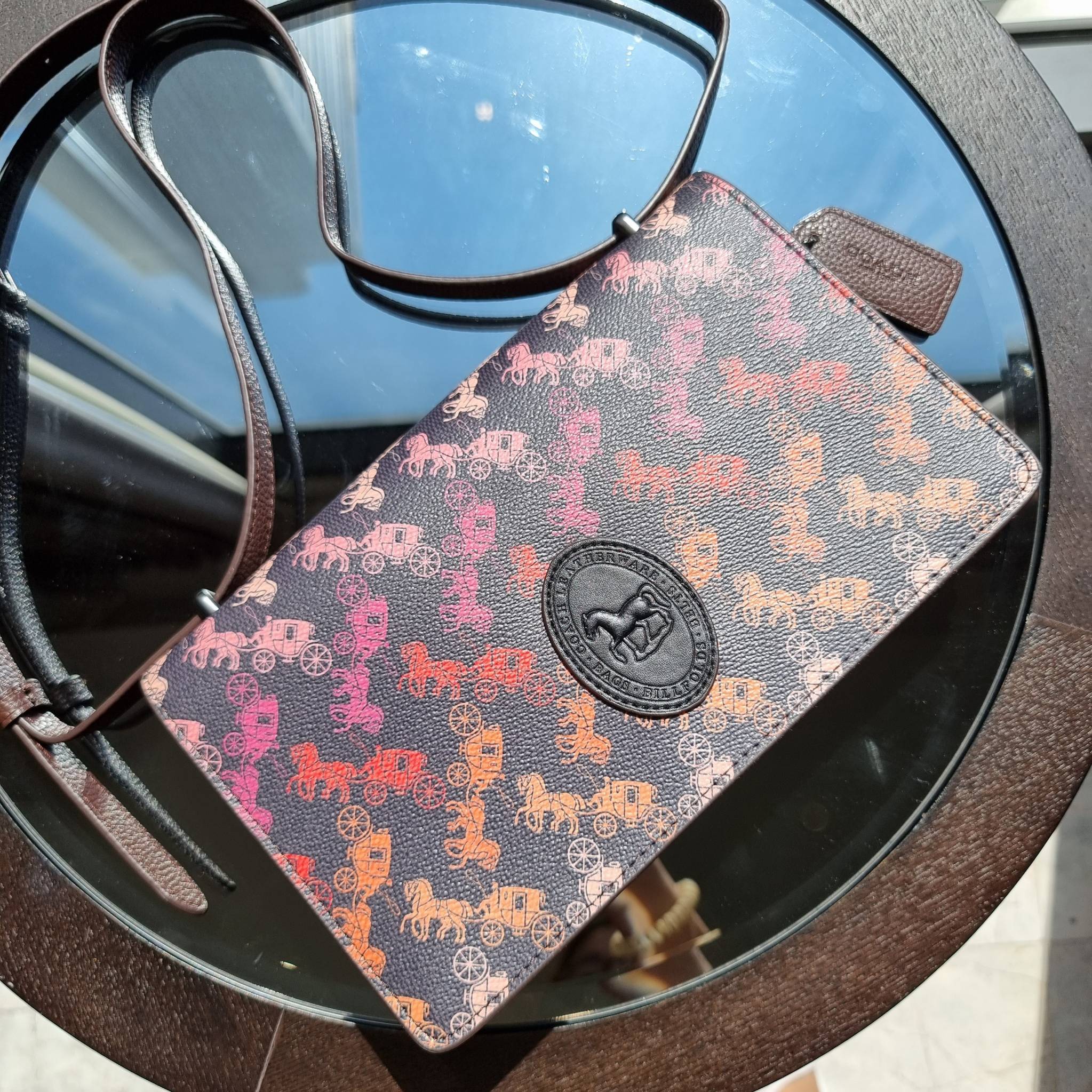 OUTLET 】COACH 88343 CAMILLE CROSSBODY WITH HORSE AND CARRIAGE PRINT AND ARCHIVE PATCH คอลเลคชั่นหายาก ที่สาวๆตั้งตารอ!! ด้วยดีไซน์ลุคผู้ดี ตกแต่งลวดลายออกมาดูโดดเด่น กับกระเป๋าสะพายที่ปรับใช้ได้หลายหลายสไตล์ สะพายไหล่สายคู่ สะพายข้างสายเดี่ยว หรือจะเอาสาย