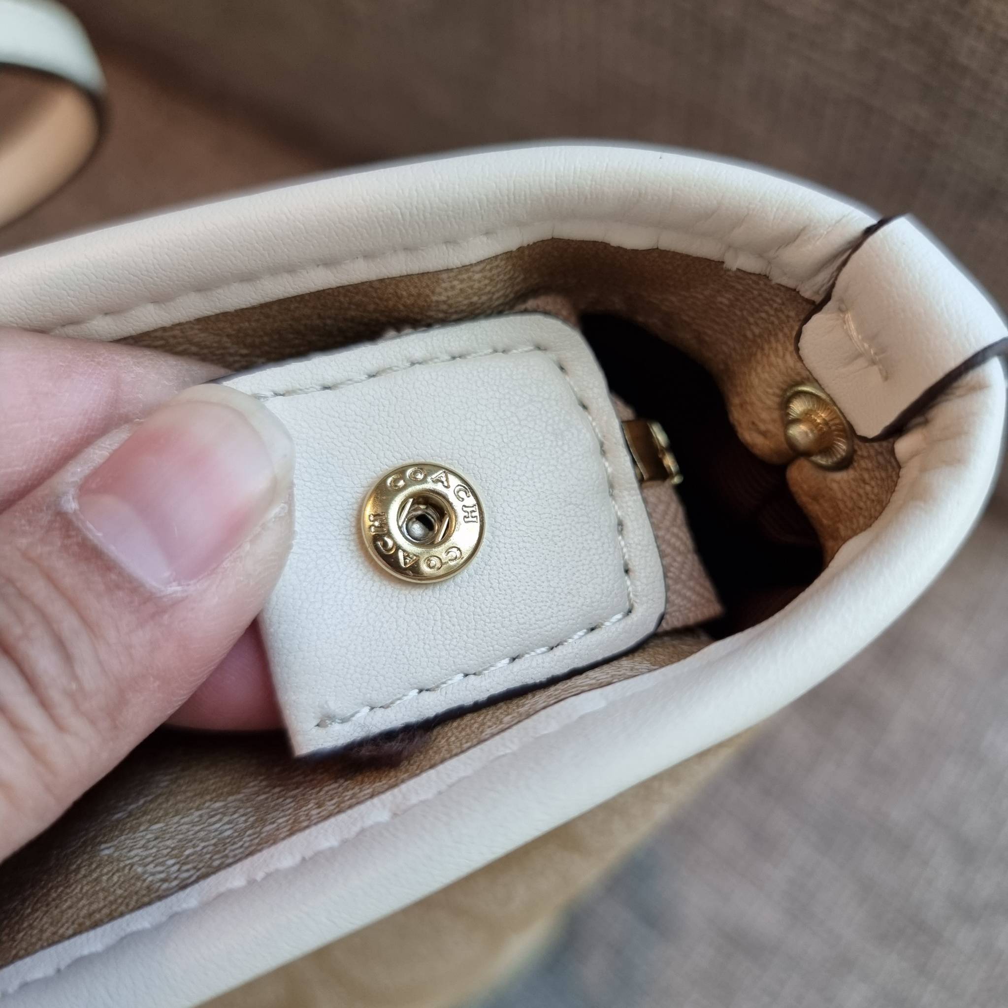 OUTLET 】COACH F58292 CITY ZIP TOTE IN SIGNATURE 16" รุ่นขายดี!! ไซส์ใหญ่ สีสวยมาให้แบบจัดเต็ม!! กระเป๋าถือทรงโท้ทใบใหญ่ สวยน่าใช้ทุกสี สะพายคล้องไหล่ได้เก๋ๆ จุของแน่นๆไปเลยจ้า!! วัสดุหนังแคนวาสคุณภาพ ปากกระเป๋าเปิด-ปิดด้วยซิป กันของหล่นได้ ถือไปไหนก็