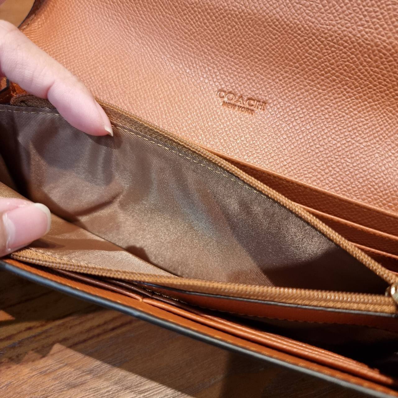 COACH F52601 POP SLIM ENVELOPE WALLET IN SIGNATURE รุ่นขายดี ขายหมด!! รุ่นหายาก!! เติมสต็อคจ้า!! กระเป๋าสตางค์รุ่นฝาพับ ดีไซน์เรียบหรู คลาสสิค ใช้งานง่ายและสะดวกมากๆ ด้วยซองซิปที่เสียบด้านหลัง ถอดแยกออกมาใช้ได้ หรือเอาออก พกกระเป๋าเดี่ยวๆก็ได้ ถือใบนี้ดูไ