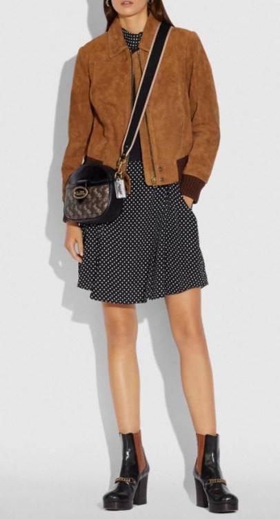 COACH KAT CROSSBODY WITH HORSE AND CARRIAGE PRINT ((88480//88544)) พร้อมส่งค่ะ! กระเป๋าสะพายแบบครอสบอดี้ร์ หนังแท้อย่างดี ตัวกระเป๋าเก๋ด้วยการพิมพ์ลายรถม้าค่ะ ด้านหน้ามีช่องกระดุมแม่เหล็กสำหรับใส่ของจุกจิกได้ พร้อมโลโก้แบรนด์สุดหรู