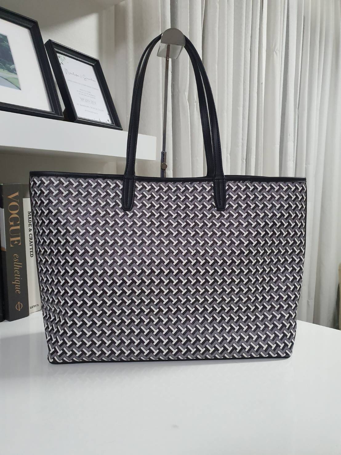 TORY BURCH T LINK TOTE BAG กระเป๋าสะพายไหล่ทรงช้อปปิ้ง ทรงคลาสสิค ฮิตตลอดกาล ทรงสวยขนาดกำลังดี ตัวกระเป๋า วัสดุหนัง PU ด้านหน้าติดโลโก้แบรนด์มาพร้อมที่คล้องกุญแจ ตัดแถบเส้นลายกราฟฟิค เปิดปิดด้วยกระดุมแม่เหล็ก ภายในมีช่องแยกลายแบรนด์สวยงาม โล่งกว้าง ภายในบ