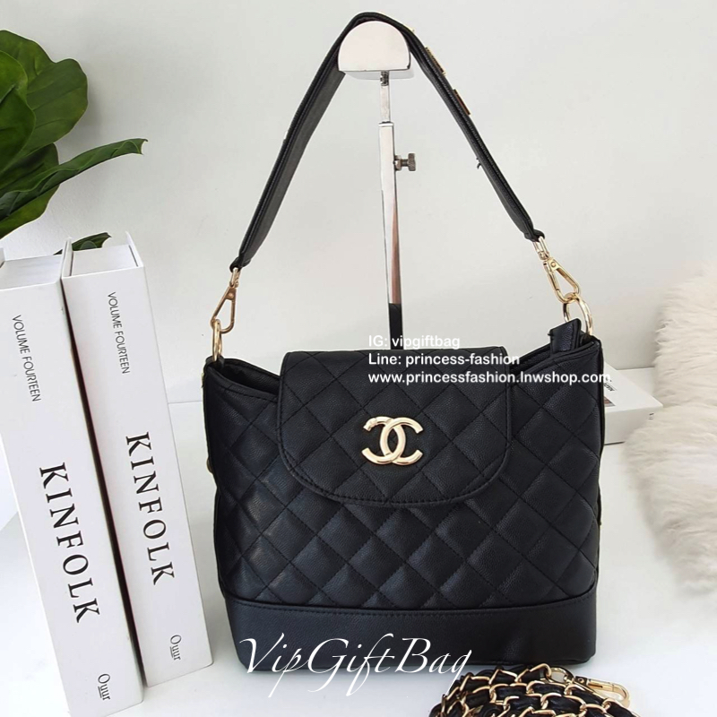 CHANEL VIP GIFT SHOULDER BAG รุ่น Limitedจากงาน VIP GIFT(GWP) ของแท้100% วัสดุหนังคาเวียร์เต็มใบ เปิดปิดด้วยซิปอะไหล่ทอง ด้านในใส่ของได้เยอะ มาพร้อมสายสะพาย2สายแบบ ทั้งสายโซ่สลับหนังและสายกนังคาเวียร์ ถนอมไหล่ ถอดออกได้ สวยหรูในราคาที่เอื้อมถึง ห้ามพลาดนะ