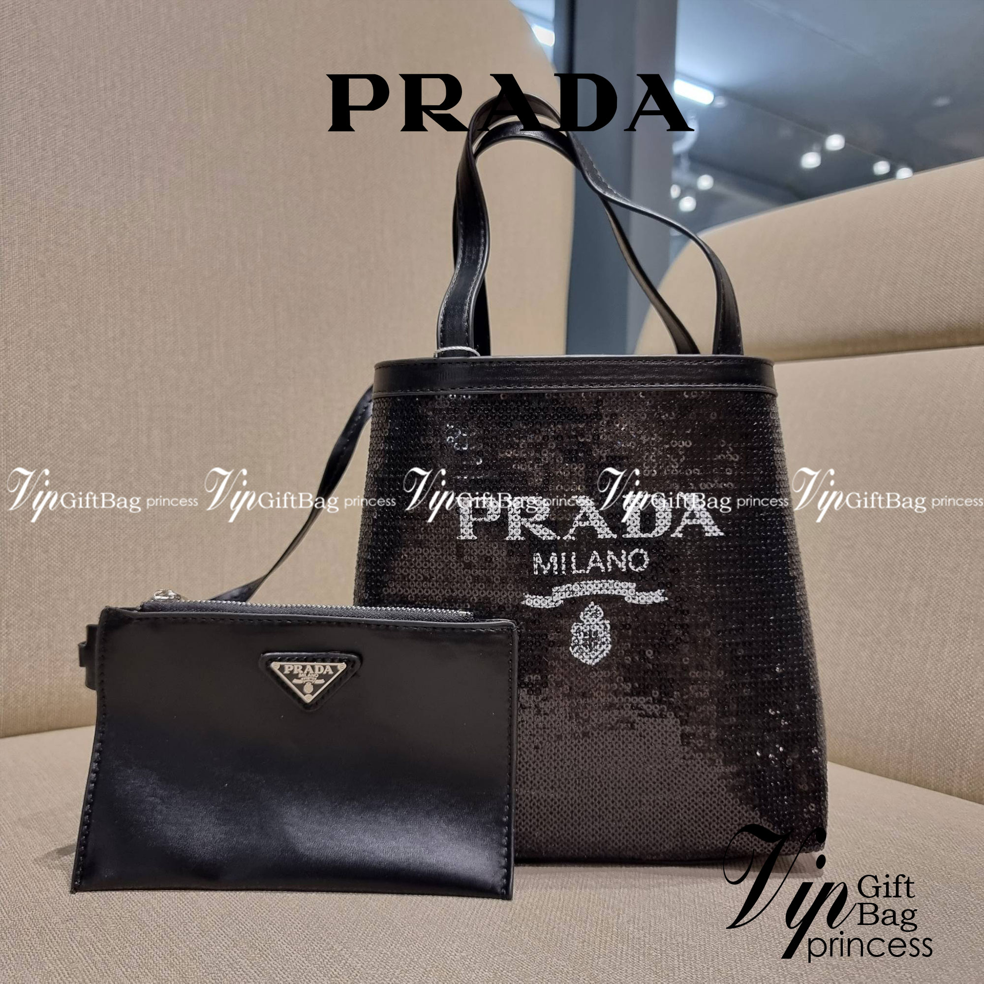 PRADA SMALL SEQUINED MESH TOTE BAG เอาใจสายแฟอีกครั้ง!! กระเป๋าทรงโท้ท ขนาดเล็ก ที่มีดีเทลฝีมือ ด้วยการเรียงร้อยแผ่นเลื่อมเป็นตาข่ายรอบใบ ตัดขอบด้วยหนังสังเคราะห์ พิเศษพร้อมใบลูกให้ด้วย ทรงใช้งานง่าย ภายในโล่งกว้าง ถือไปเรียน ไปเที่ยว ไปทำงาน พกพาง่ายสุดๆ