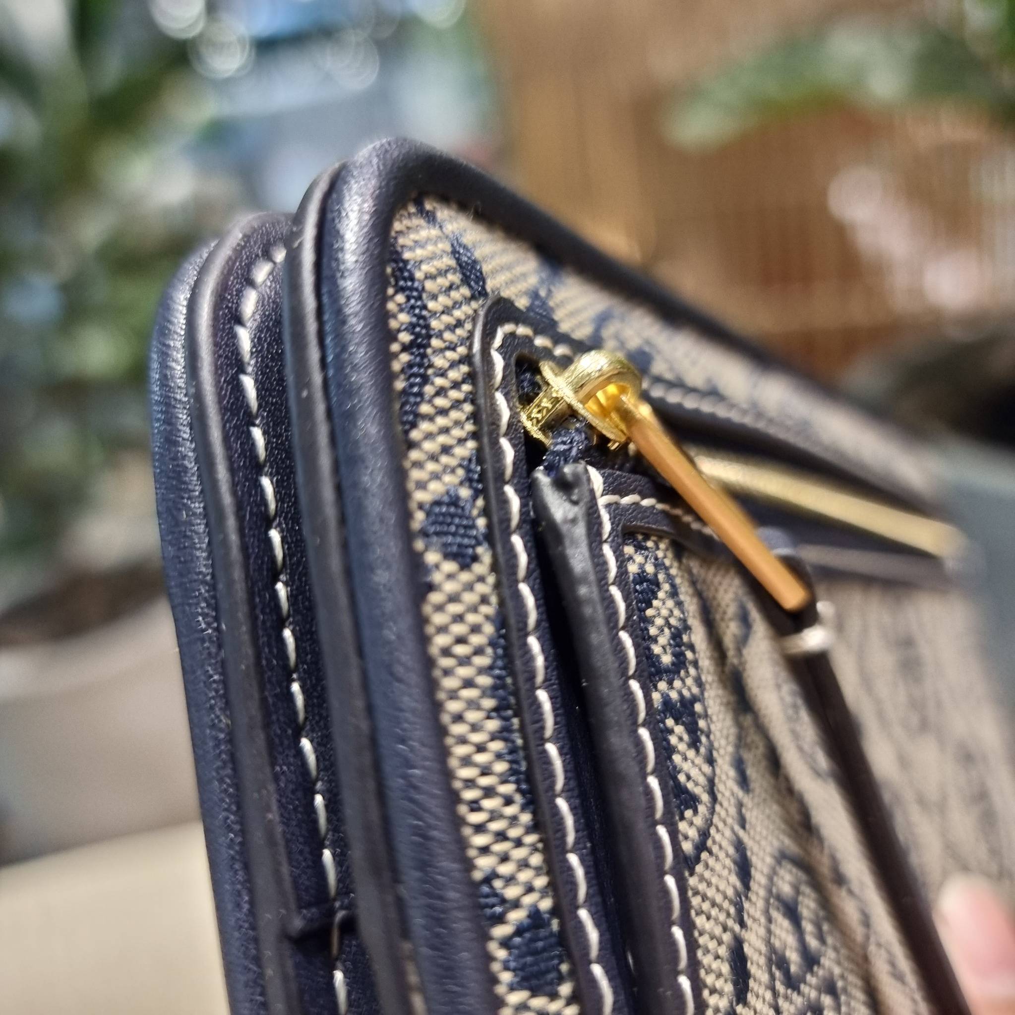 TORY BURCH T MONOGRAM JACQUARD SLIM WALLET ของดีมีให้ที่นี่แบบจัดเต็ม กระเป๋าสตางค์ใบยาว รุ่นสลิม สวยหรู ขนาดกำลังเหมาะมือ ถือแล้วขับผิว วัสดุผ้า jacquard ตัดสลับหนังแท้ ภายในสวยคมม้าก!! มีช่องใส่บัตรได้แบบเน้นๆ และช่องใส่ธนบัตรได้ ด้านหลังมีช่องซิปอีกหนึ