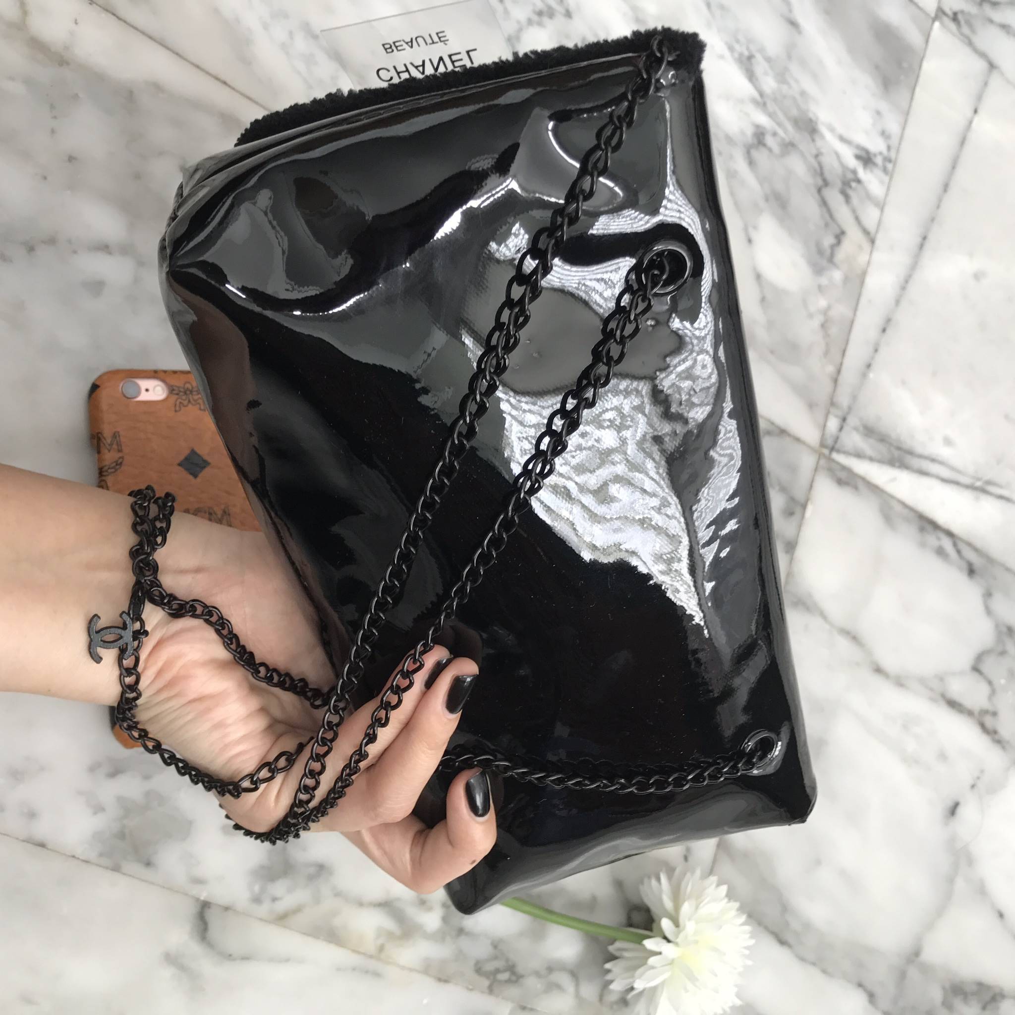 Best sellerแห่งปี! ต้องกดเลิฟให้ใบนี้เลย กระเป๋าclutch & shoulder bag งานพรีเมี่ยมกิ้ฟ จากเคาเตอร์ต่างประเทศ จากแบรนด์ Chanel เป็นกระเป๋าหนังแก้วเงา สวยหรู ตามแบบฉบับของแบรนด์เลย ตัวกระเป๋าขนาดกำลังดี ใส่มือถือได้ทุกรุ่น สามารถเก็บสายถือเป็นคลัชออกงานได้ค