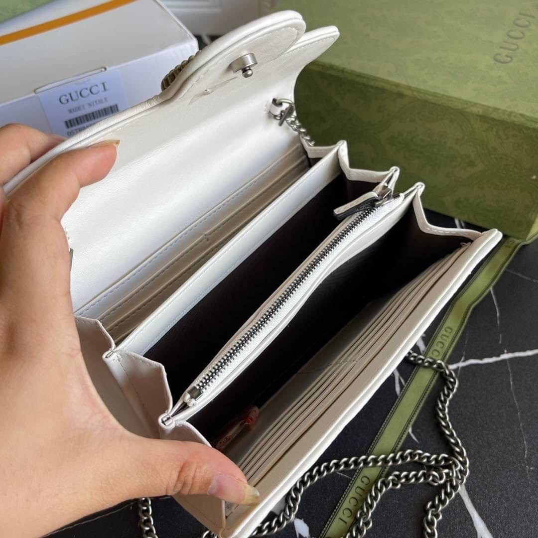 หนังแท้ GG Marmont matelassé mini bag พร้อมส่งที่ไทย GUCCI Wallet on Chain ภาพสินค้าถ่ายจากงานขายจริง รุ่นนี้หนังสวยมากค่ะ ละมุนที่สุด ใส่บัตร ใส่แบงค์ได้ รับรองว่าจะเป็นกระเป๋าที่จะหยิบใช้งานได้บ่อยๆ รับประกันความสวยปังค่าาา