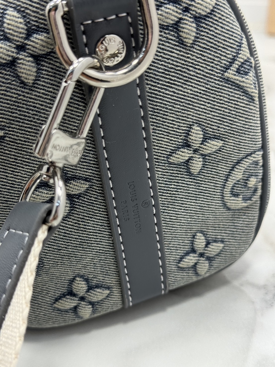 LV Bandouliere 25 Monogram Denim Bag กระเป๋าสะพายทรงหมอนเดนิมซีดสไตล์วินเทจ ปั้มนูนโลโก้ลายโมโนแกรม ใหม่ล่าสุด มาแรงม้าก! รุ่นลิมิเต็ดที่สาวๆควรได้มีสะสม