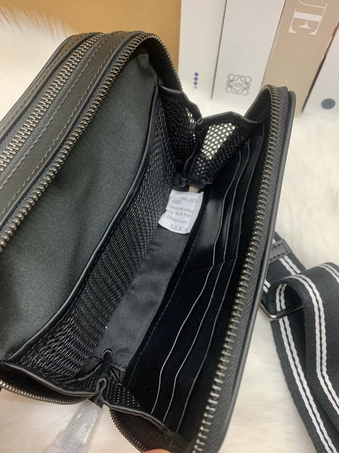 รุ่นสุดคูลล ใช้คู่ได้ทั้งชาย//หญิงเลยค่าา😘 COACH CHARTER CROSS BODY IN SIANATURE JACQUARD((C3780)) 💋พร้อมส่ง สินค้าออกใหม่ ไม่มียังไงไหว!! ✔️กระเป๋าสะพายครอสบอดี้ร์ หรือสามารถสอดมือตรงหนังด้านหน้าถือแบบเก๋ๆได้ด้วยค่าา วัสดุJacquardท