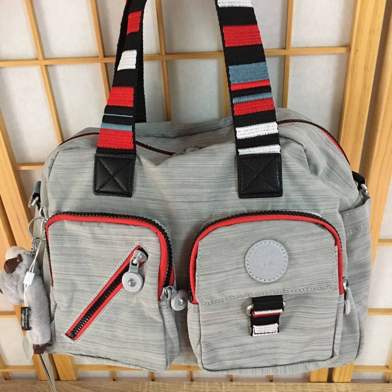 Kipling K13636 Defea Handbag ใช้สำหรับถือ/สะพายข้างได้ค่ะ สายถอดออกได้ ด้านหน้ามี 2 ช่องซิปและยังช่องซิปเชียงและช่องอื่นอีก ด้านหลังมีอีก 1 ช่องซิปยาวค่ะ ปากกระเป๋าหลักด้านบนปิด 2 ซิป ก้นมีฟองน้ำกันกระแทก มีช่องซิปอีก 1 ช่อง ช่องเล็กอีกตามรูป ใช้ได้ทุกโอก