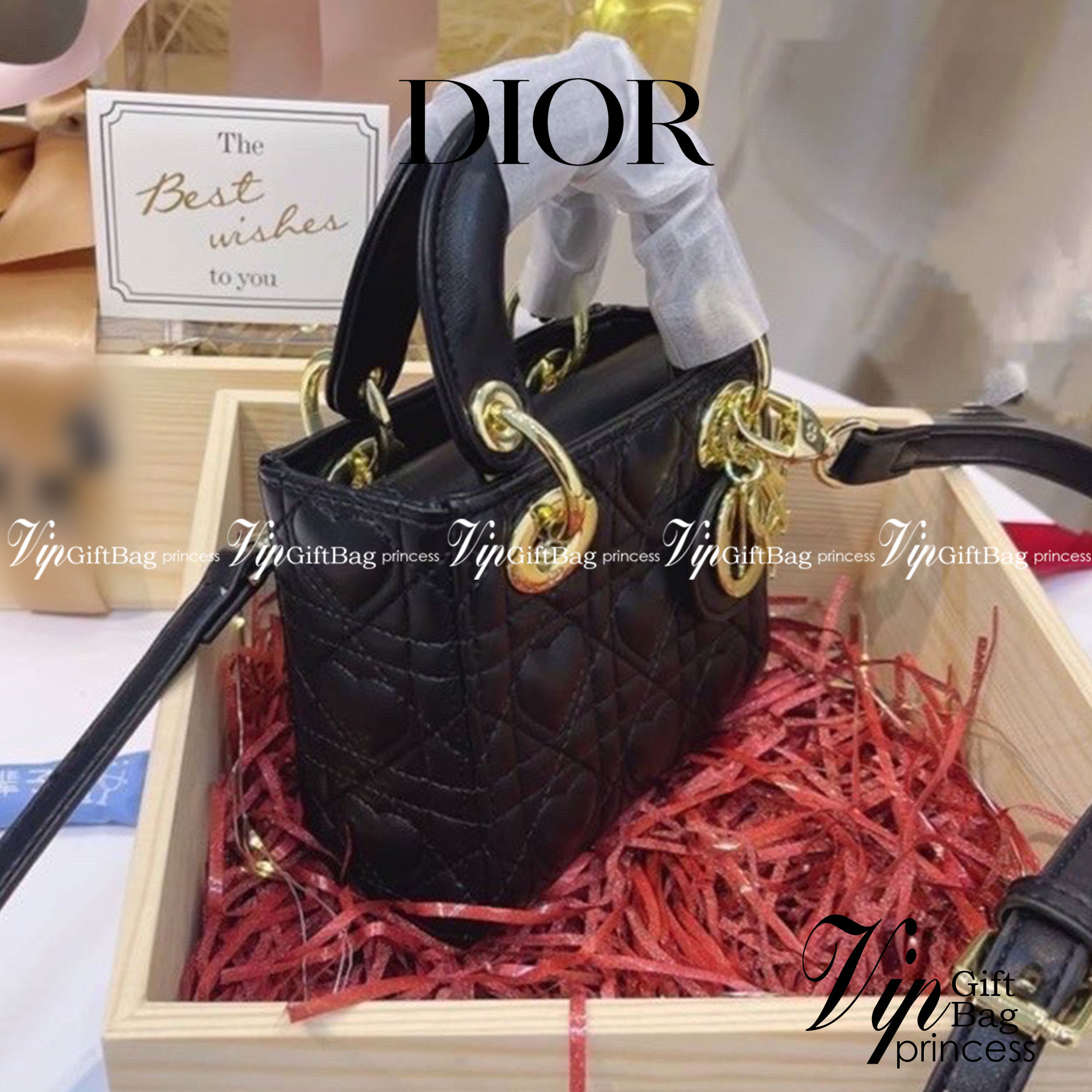 DIOR CD LADY BAG Lambskin with Heart Motif Black / Christian Dior Lady Dior Ultra-Matte Bag ดีไซน์เรียบง่าย แต่แฝงไปด้วยความหรูหรา ทรงกล่องคลาสสิค วัสดุหนังแท้ลายหัวใจ มีหูจับในตัวและสายครอสบอดี้สุดเลิศ แนะนำถือออกงานคือแพรวพราว โดดเด่นกว่าใคร จัดไปจ้า คุ