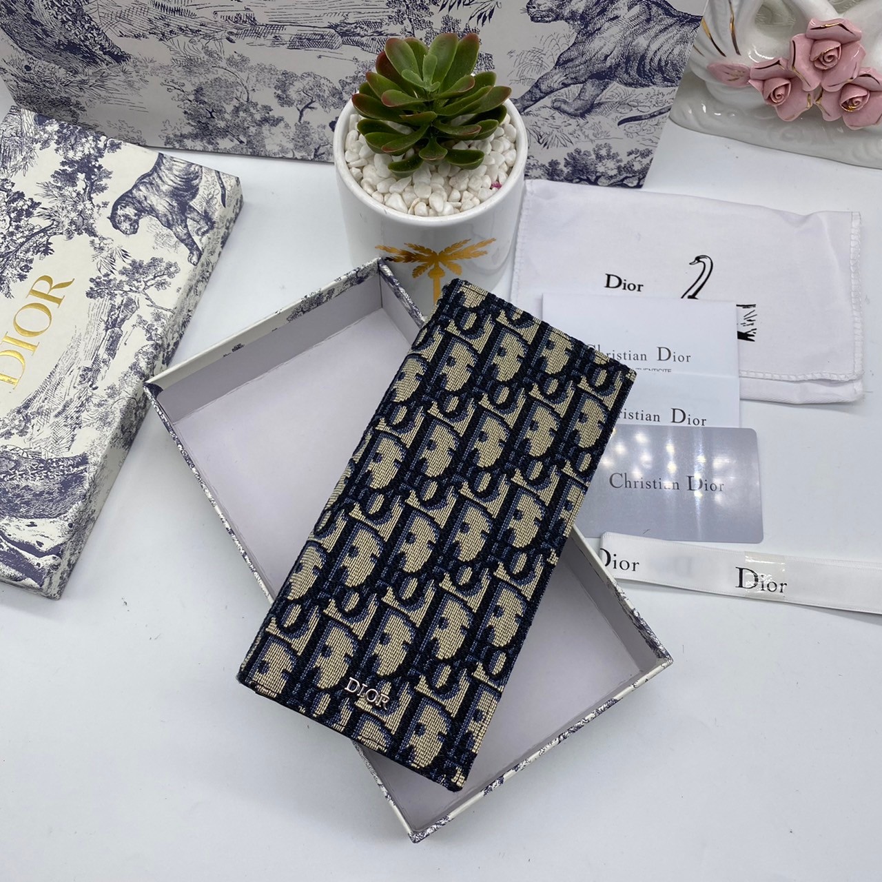 หนังแท้ DIOR LONG WALLET MONOGRAM / DIOR WALLET กระเป๋าสตางค์ใบยาว เอกลักษณ์ของความหรู วัสดุหนังแท้และผ้า Jacquard อย่างดีสวยงามที่สุด ผสมผสานความสง่างามและคลาสสิกที่เข้ากับยุคสมัย ด้านหน้าโดดเด่นด้วยซิกเนเจอร์แบรนด์ เป็นอีกหนึ่งรุ่นที่ดาราเชเลปใช้กันเยอะ