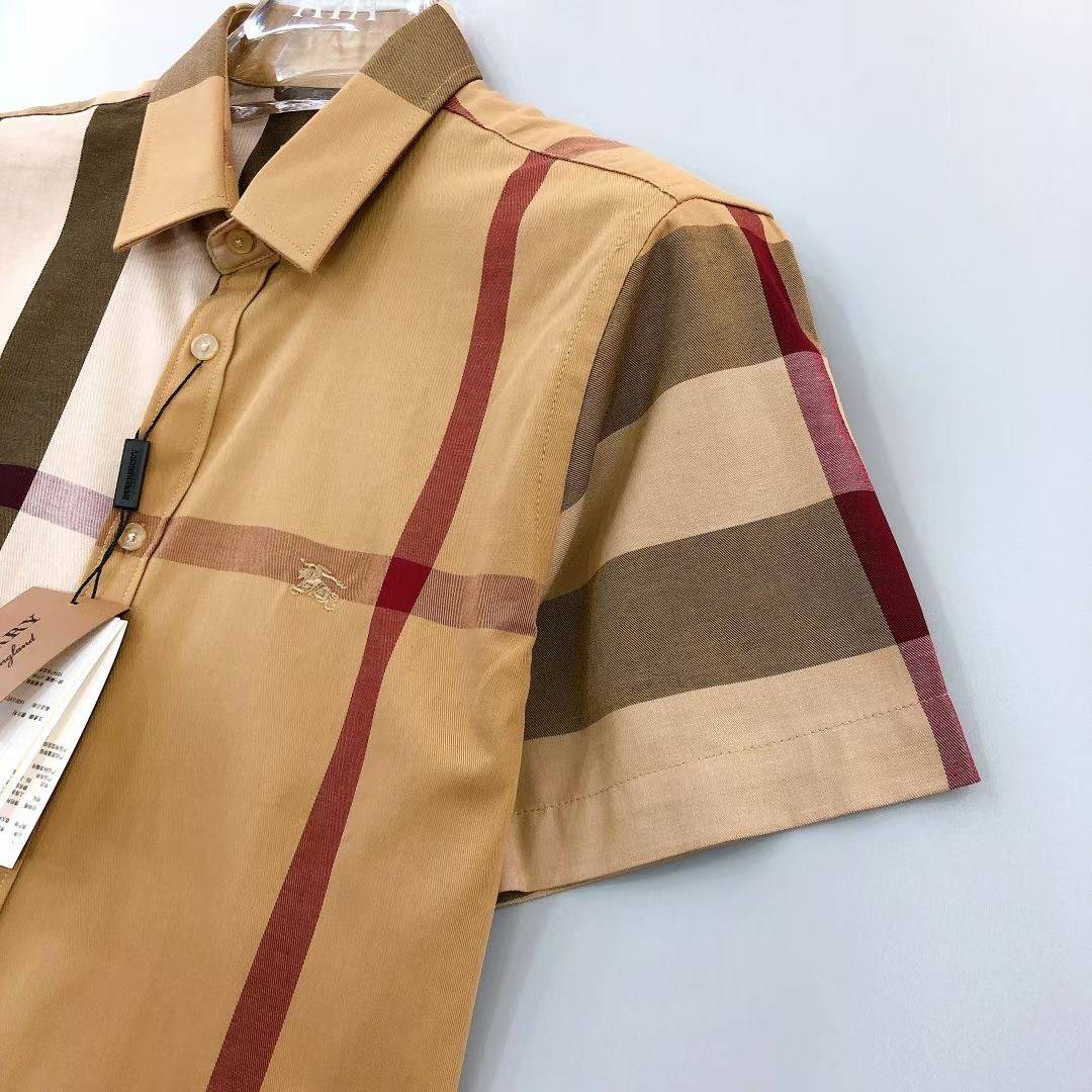 BURBERRY SHIRT / BURBERRY SHORT SLEEVE VINTAGE CHECK SHIRT เสื้อเชิ้ตแขนสั้นแบรนด์เบอเบอรี่ ลายสก็อตสุด classic เรียบหรู ดูดี ภูมิฐานมากๆค่ะ สินค้านำเข้าคุณภาพเทียบแท้ งานสวยเทพ เนื้อผ้าอย่างดี เป๊ะมาก รับประกันความพอใจเลยนะคะ ใส่เป็นเชิ้ตติดกระดุมเนี๊ยบๆ