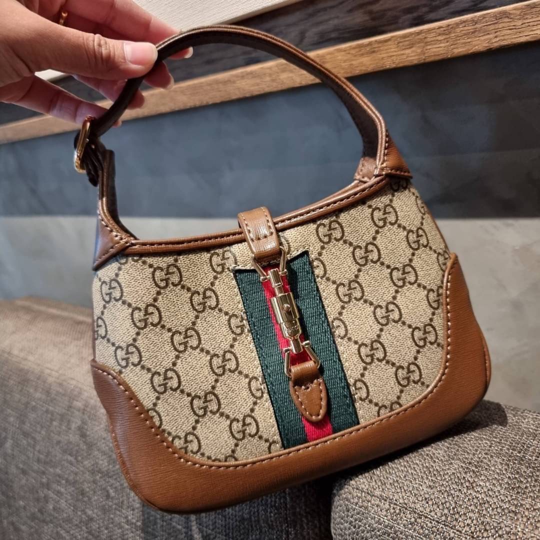 GUCCI Jackie 1961 Mini Hobo Bag GC MULTI BAG น้องคนสวย ใบเล็กแต่สุดว้าว กระเป๋าถือ/สะพายข้างวีไอพี พรีเมี้ยมกิ๊ฟที่จะทำให้หลงรักกันไปแบบสุดๆ น้องน่ารักมีดีเทลแฝงความหรูในตัว วัสดุหนังแคนวาสทนทาน อยู่ทรง ปากกระเป๋ามีตัวล็อค ภายในเป็นช่องโล่ง มีช่องใส่บัตรภ