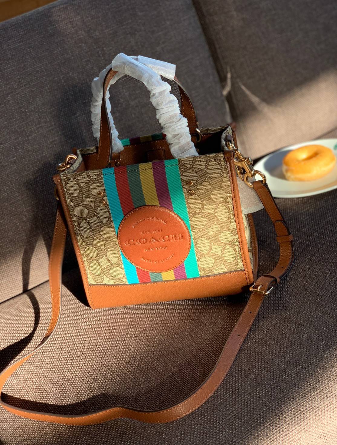 สวยๆอย่างนี้อดใจยังไงไหว!! Coach Dempsey Tote 21 In Signature Jacquard With Stripe And Coach Patch ((C5637)) ✈️พร้อมส่งความสวย! คุณภาพจัดเต็มเลยค่ะ กระเป๋าทรงTote ไซด์กลางๆ วัสดุ Jackquard+หนังแท้ ได้ลงตัวสวยงาม 🔺สีคอลเลคชั่นใหม่ล่าสุด! ด้า