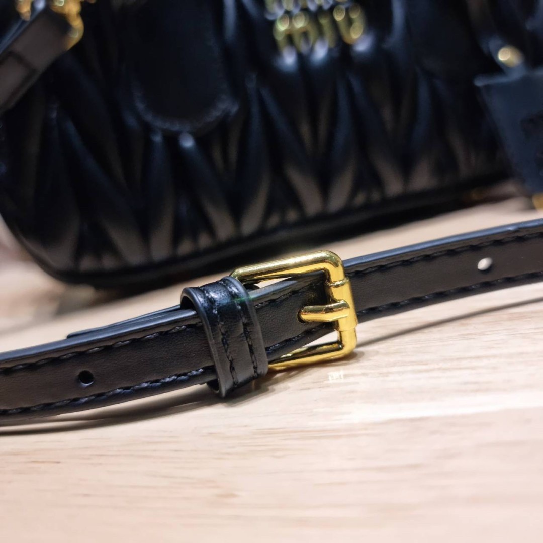 MIU MIU ARCADIE METELASSE LEATHER BAG กระเป๋าถือ/สะพายสุดชิค คุ้มมากไม่อยากให้พลาดน้า เกรดไฮเอน ใช้งานต่างประเทศได้