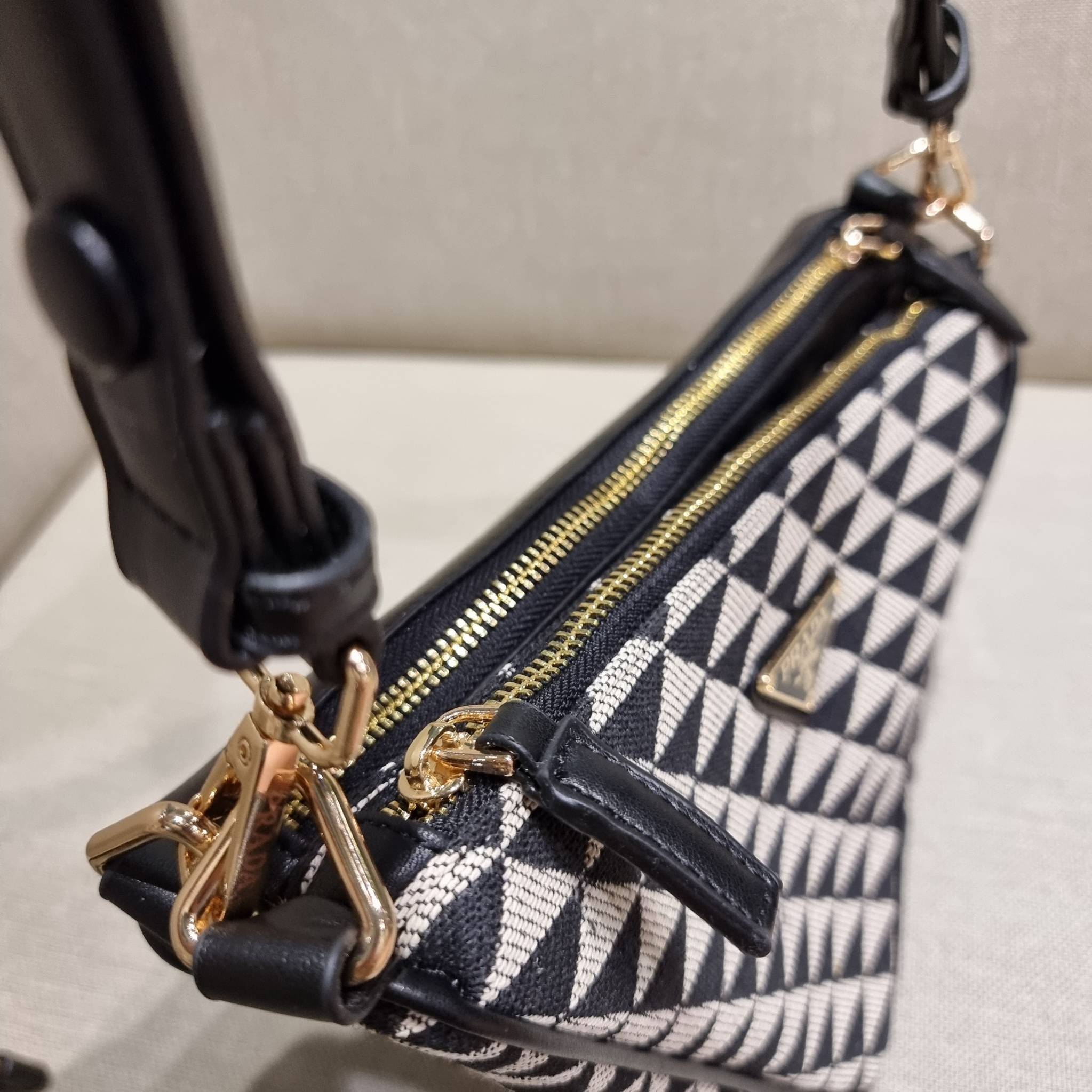 PRADA TRIANGLE BAG ล้ำกว่าใคร ใหม่กว่าใคร ไม่ต้องรอพรีฯ กระเป๋าสะพาย ดีไซน์ทรงสามเหลี่ยม ชิคๆคูลๆ ไม่มีใครเหมือน มีมาให้ถึง 2 ชิ้น วัสดุผ้า jacquard และหนังแท้ สวยคู่ สลับใช้ได้หลากหลายมากๆ เพราะยังมีสายสะพายมาให้อีกถึง 2 เส้น เกี่ยวคู่กันสะพายเท่ๆ หรือแย