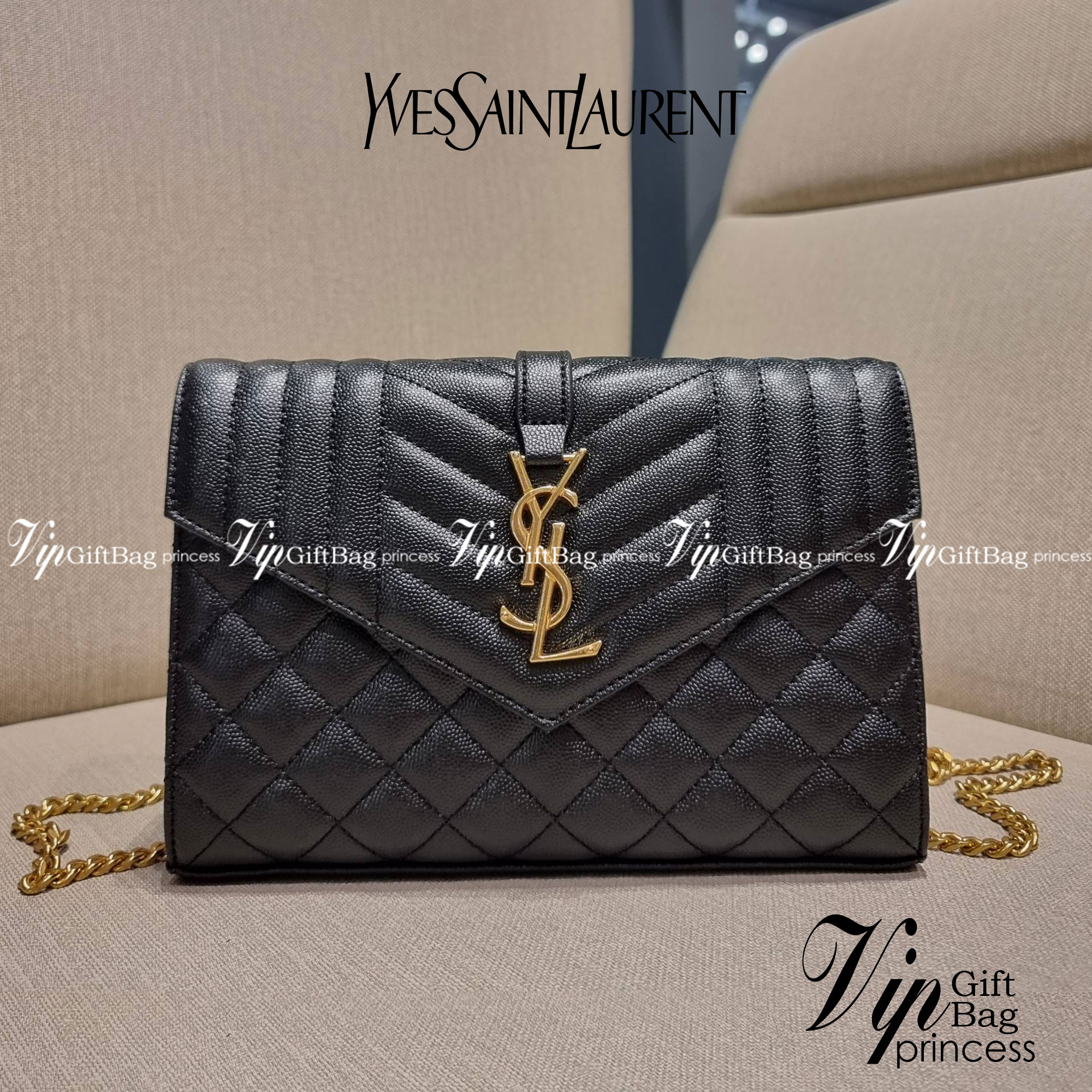Yves Saint laurent envelope quilted with chain / YSL WOC กระเป๋าสะพายทรง woc สุดฮอต ในดีไซน์ใหม่ ดีเทลเย็บสวยคม โดดเด่นกว่าใครแน่นอน วัสดุหนัง pepble ทนทาน ใช้งานง่ายเพียงแค่เปิด-ปิดด้วยกระดุมแม่เหล็ก ภายในแบ่งสัดส่วนได้ดี มีช่องใส่บัตร มีช่องซิป ใส่มือได