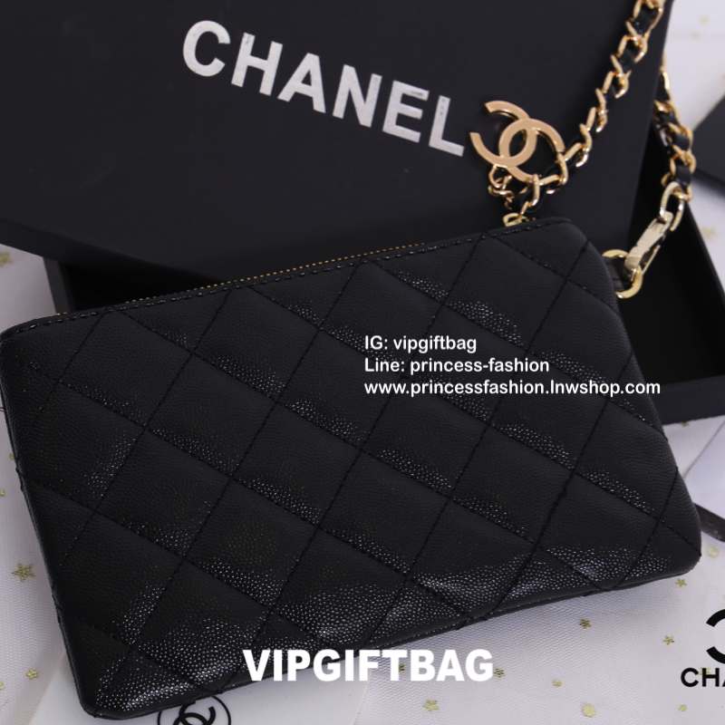 Chanel VIP Gift Coin Keychain Wallet สินค้าใหม่ สวยหรู น่าใช้ฝุดๆ กับสินค้าสมนาคุณ VIP Gift ดีเทลสวยโดดเด่น วัสดุหนังลายคาร์เวีย แต่งลายตารางรอบใบ เปิดปิดด้วยซิป หัวซิปอะไหล่โลโก้แบรนด์ มาพร้อมสายคล้องมือโซ่ร้อยหนัง รุ่นนี้ขนาดกำลังดี พกพาสะดวกมาก สามารถใ