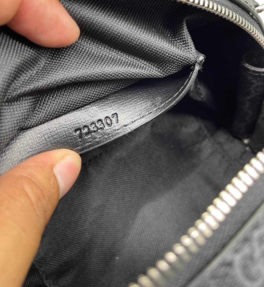 GUCCI Small duffle bag with Interlocking G เกรดออริจินอล กระเป๋าสะพาย กระเป๋าถือทรงหมอนสวยสีดำคลาสสิค วัสดุหนังแคนวาสอย่างดี ใบจริงสวยมาก! เปิด-ปิดกระเป๋าด้วยซิป หัวซิปตัว G อะไหล่สีทอง เลิศ!! ภายในโล่งกว้าง มาพร้อมสายสะพาย ปรับได้ ถอดออกได้ จะถือหรือสะพา