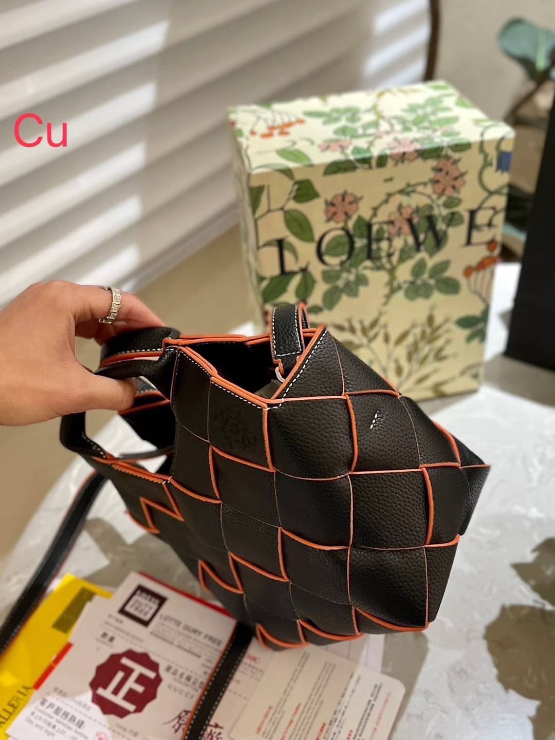 LOEWE WOVEN BASKET LEATHER BAG 20cm กระเป๋าสะพายถักทอด้วยความปราณีต ขนาดกำลังดีจุได้แบบเน้นๆ วัสดุหนังอย่างดีเต็มใบ หรูเลิศ