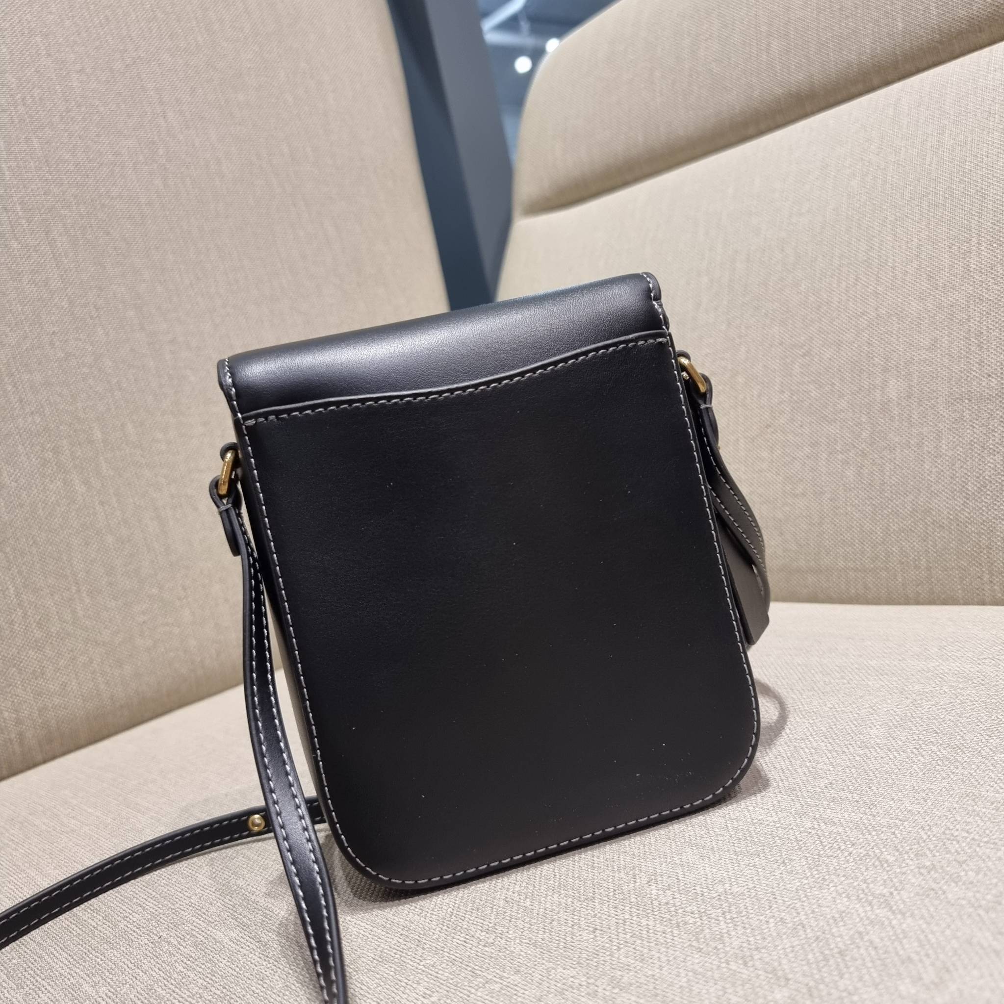 COACH CA057 TALL STUDIO CROSSBODY กระเป๋าสะพายข้างไซส์มินิ ดีไซน์ลูกคุณหนู น่ารักที่สุด!! น่าใช้ไม่อยากวาง!! ดีไซน์รูปทรงกำลังสวย ใช้งานสะดวกด้วยตัวกดเลื่อนล็อค วัสดุหนังแท้ สวยคม มาพร้อมสายสะพายข้างในตัว ใส่ของสำคัญแบบพกพาสะดวก ดีต่อใจจริงๆใบนี้ แนะนำไม่