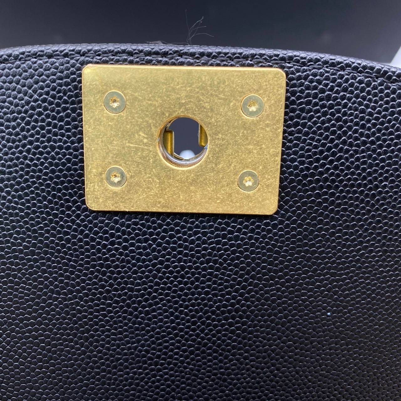 Chanel small boy messenger bag black caviar / Chanel 22A Boy 8" เกรดออริจินัล กระเป๋าสะพายทรง BOY Half Moon จากคอลเลคชั่น 22A รูปทรงโค้งเป็นตัว U ไซส์เล็ก หนังคาเวียสีดำ อะไหล่ทอง สวยเก๋มากๆ เลยค่ะ สายยาวสะพาย crossbody ได้นะคะ หรือจะทบสายแล้วสะพายแบ