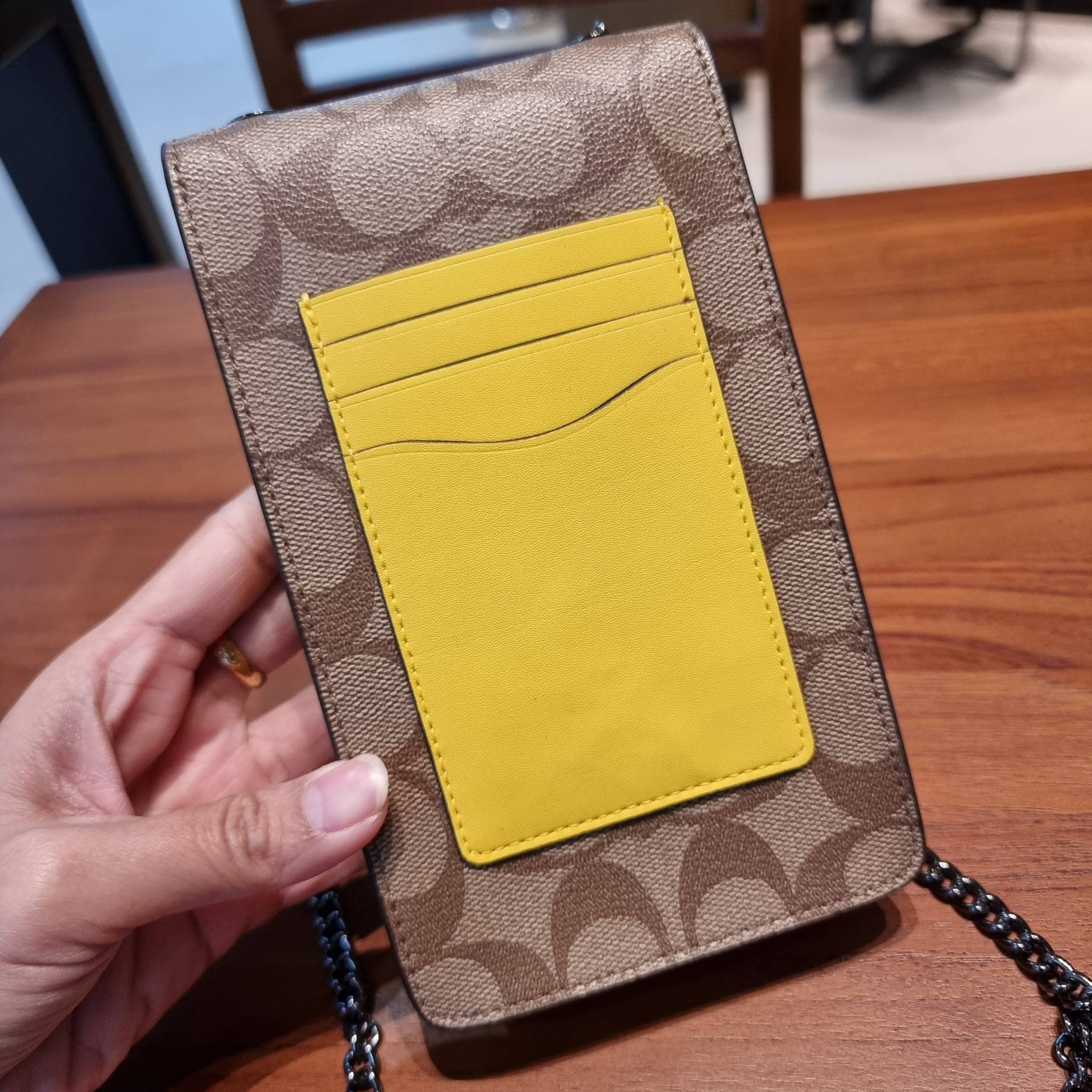 COACH F73486 NORTH/SOUTH PHONE CROSSBODY IN SIGNATURE CANVAS WITH FRUIT 🍒🍓🍋 แจกความสดใสกันอีกครั้ง!! กับกระเป๋าสะพายเอนกประสงค์ Case phone ใส่โทรศัพท์มือถือได้ทุกรุ่น ดีไซน์ลายผลไม้ฉ่ำๆ สวยมีเสน่ห์ 💖 วัสดุหนังแคนวาสคุณภาพ ฝ