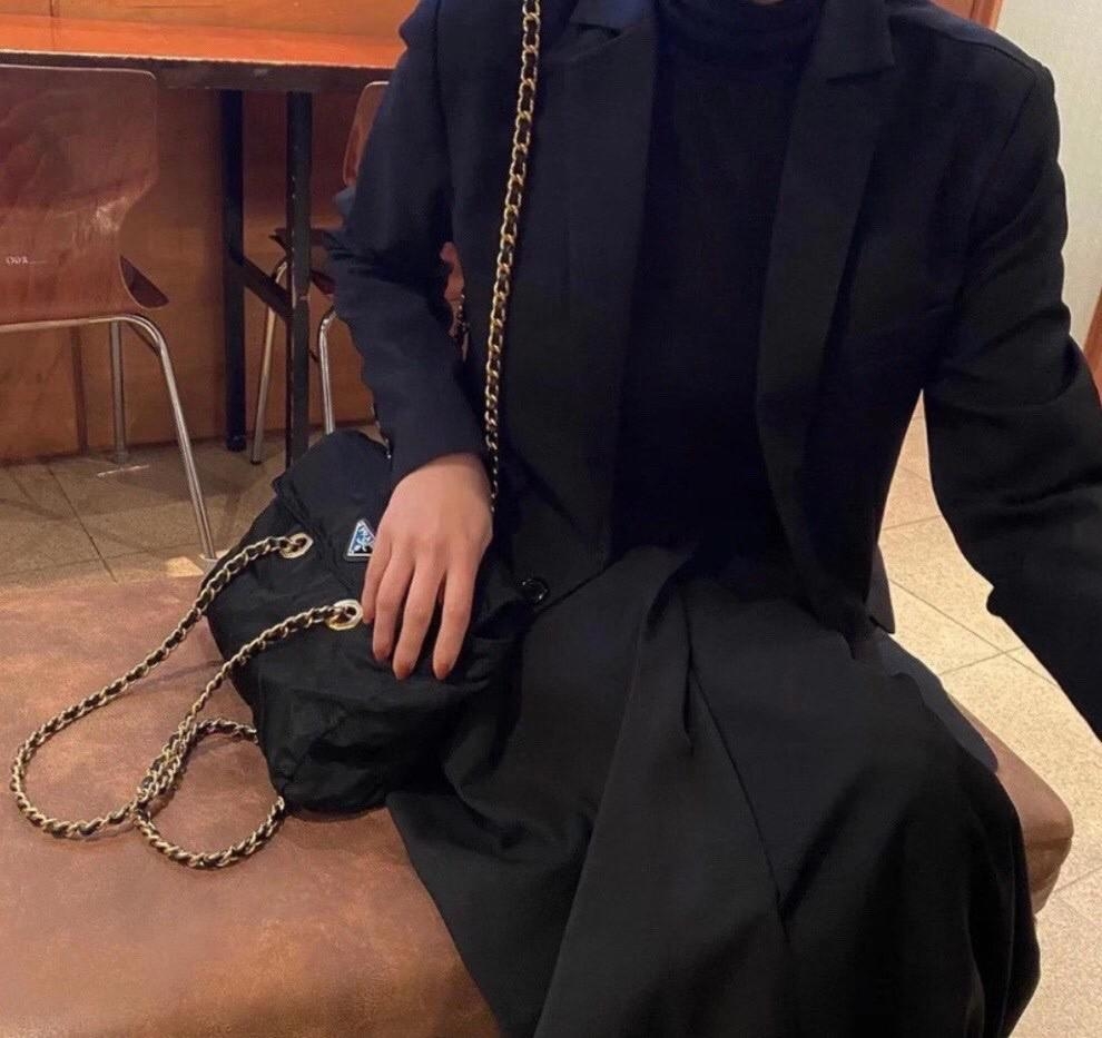 พรีเมี่ยมกิ๊ฟแท้ 100% 】PRADA Nylon Bag Premium gift กระเป๋าถือหรือสะพายพรีเมี่ยม อะไหล่ทองหรูหรา วัสดุ Nylon กันน้ำ น้ำหนักเบา จุของได้เยอะ ทรงสวย ซับในผ้าบุลายแบรนด์อย่างดี